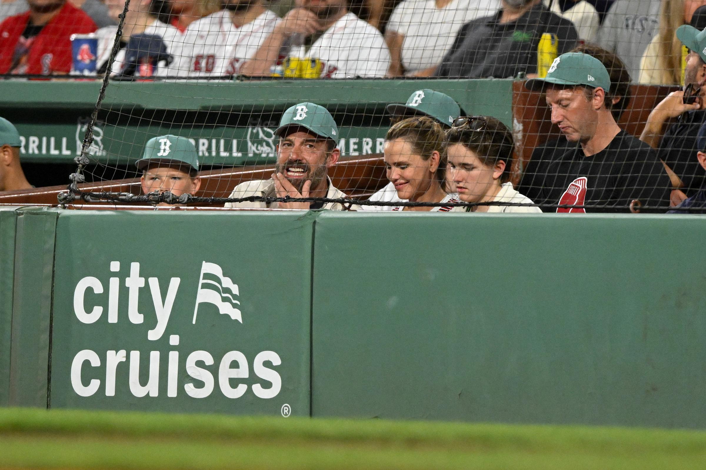 Ben Affleck y Jennifer Garner aparecen viendo un partido con sus hijos, Fin y Samuel, durante la cuarta entrada entre los Boston Red Sox y los Tampa Bay Rays en el Fenway Park el 11 de julio de 2025, en Massachusetts | Fuente: Getty Images