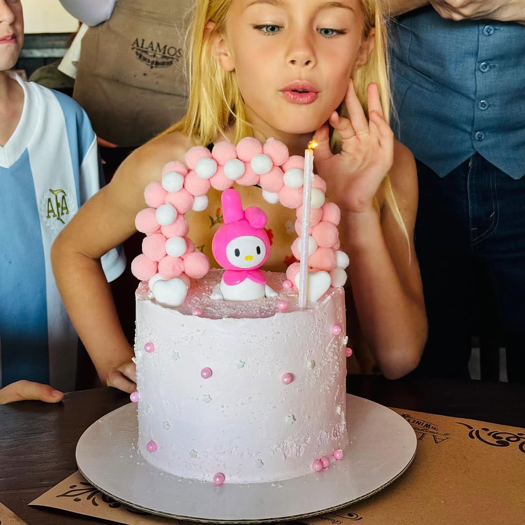 Matilda soplando las velas de su pastel de cumpleaños | Fuente: Instagram.com/salazarluli