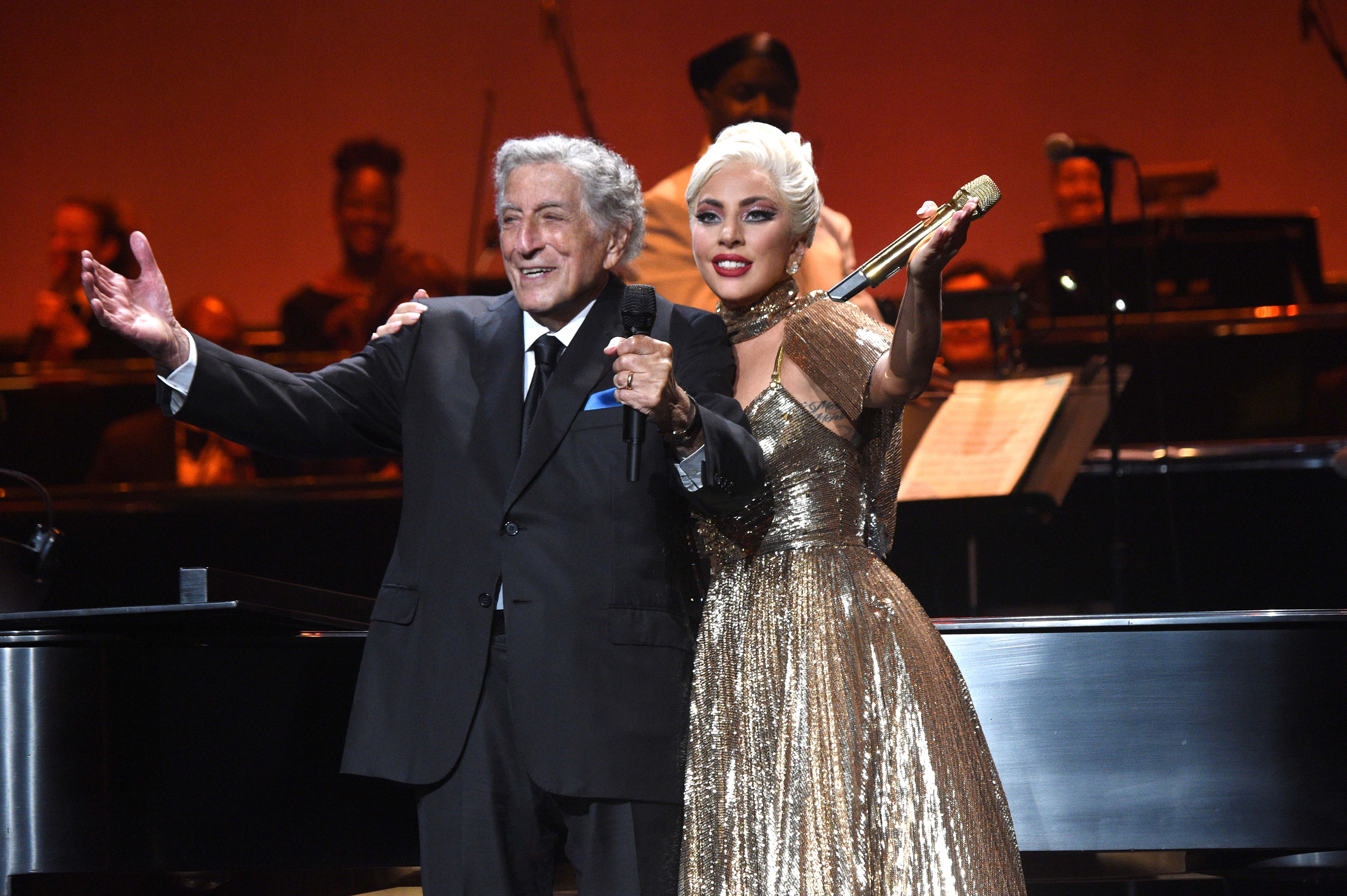 Tony Bennett y la cantante Lady Gaga actuando en directo en el Radio City Music Hall el 5 de agosto de 2021 en Nueva York | Foto: Getty Images