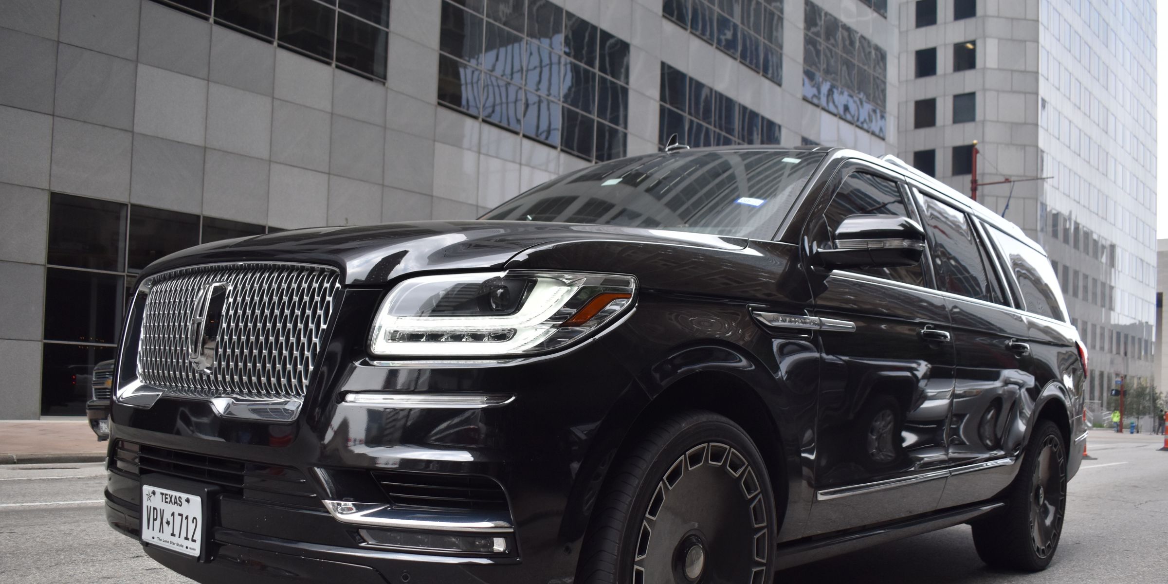 Un SUV nero | Fonte: Shutterstock