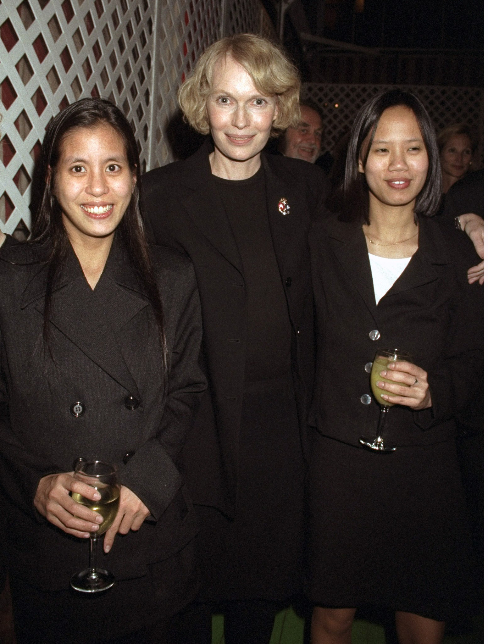 Mia con Lark y Daisy Farrow en casa de Gay Talese, que organizó una fiesta para Mia con motivo del lanzamiento de su libro "What Falls Away", el 5 de febrero de 1997. | Fuente: Getty Images