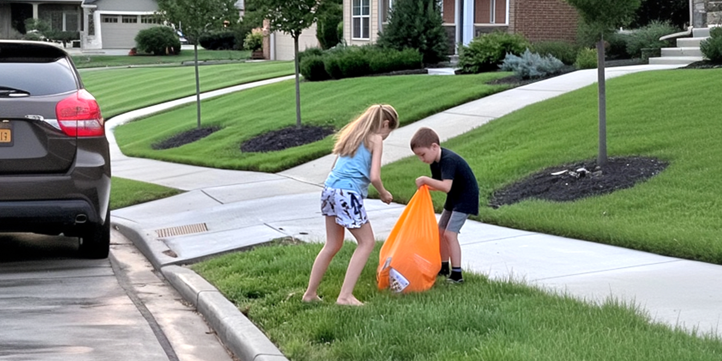 Chicos sujetando una bolsa de basura | Fuente: AmoMama