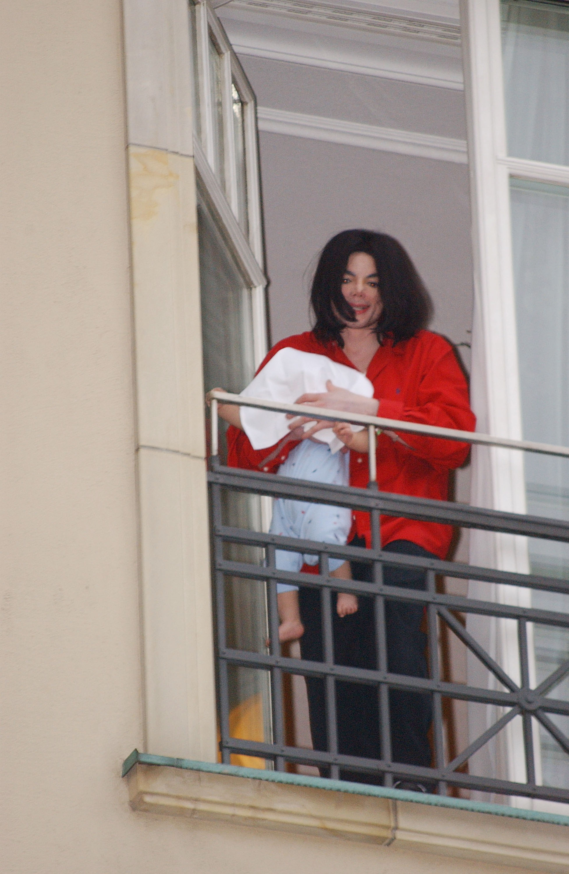 Michael Jackson y Bigi en Berlín, Alemania, el 19 de noviembre de 2002 | Fuente: Getty Images