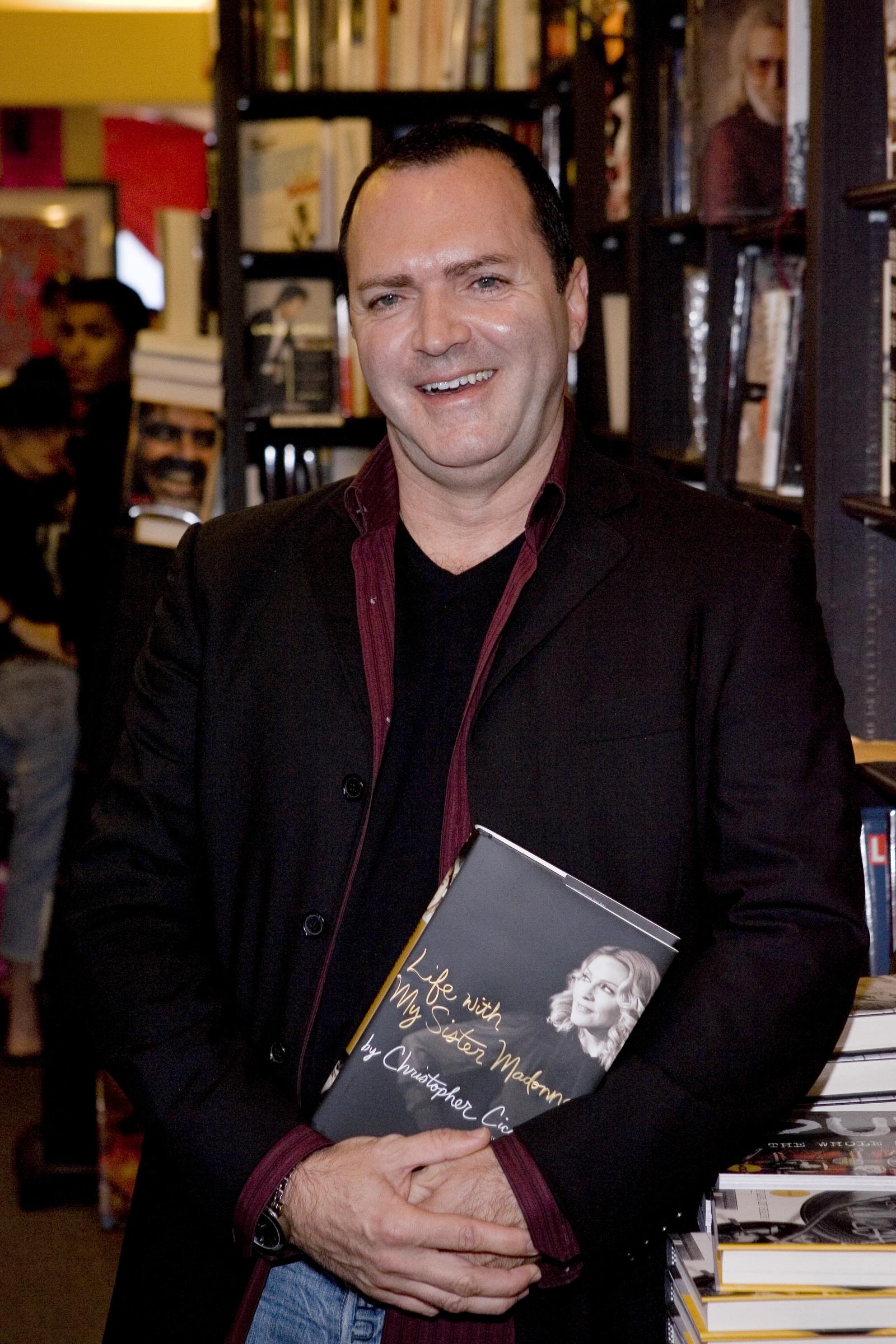 Christopher Ciccone en la firma de libros de sus memorias, "La vida con mi hermana Madonna", en Book Soup de Los Ángeles el 30 de julio de 2008 | Fuente: Getty Images