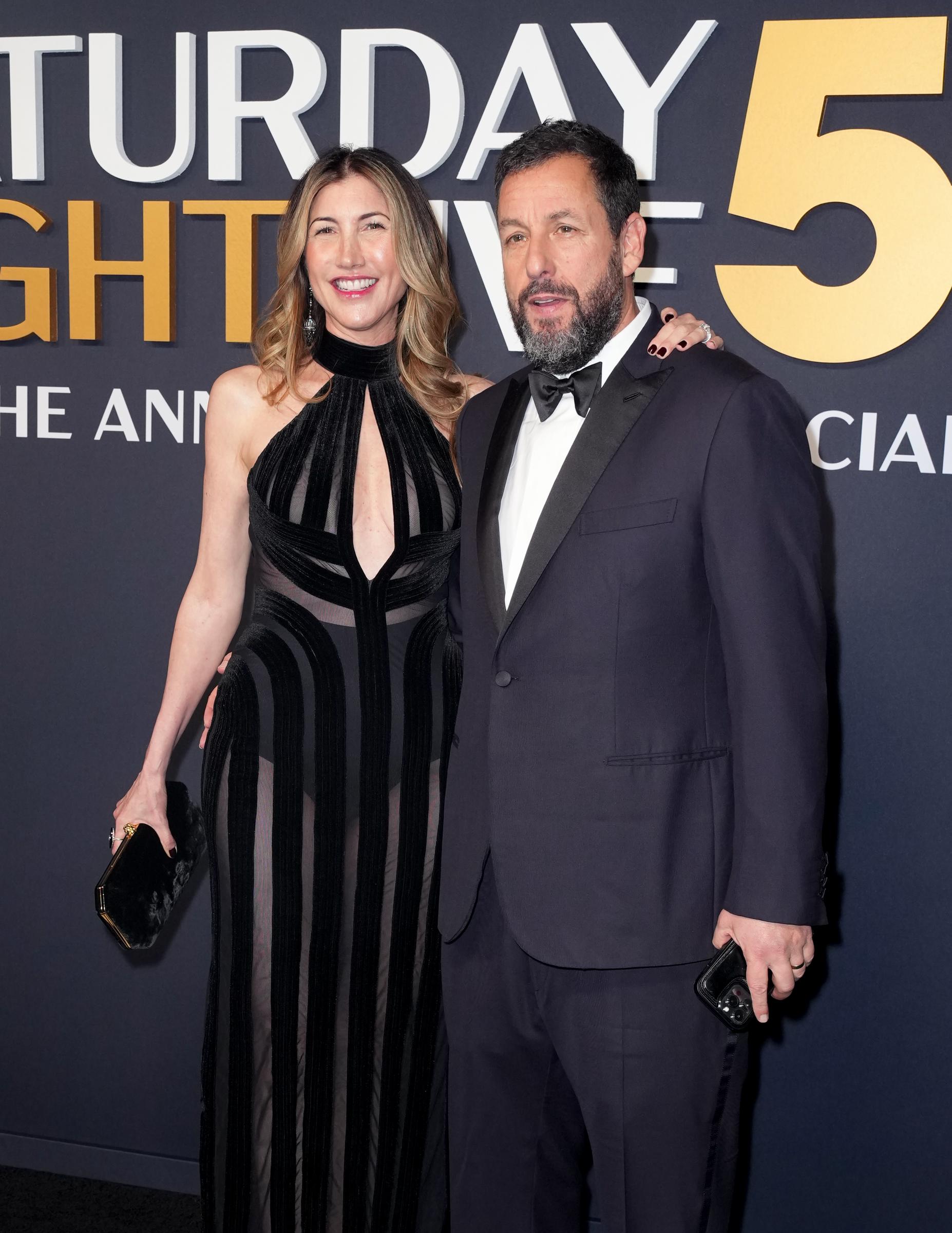 Jackie Sandler y Adam Sandler en "SNL50: The Anniversary Special" en el 30 Rockefeller Plaza el 16 de febrero de 2025, en Nueva York | Fuente: Getty Images