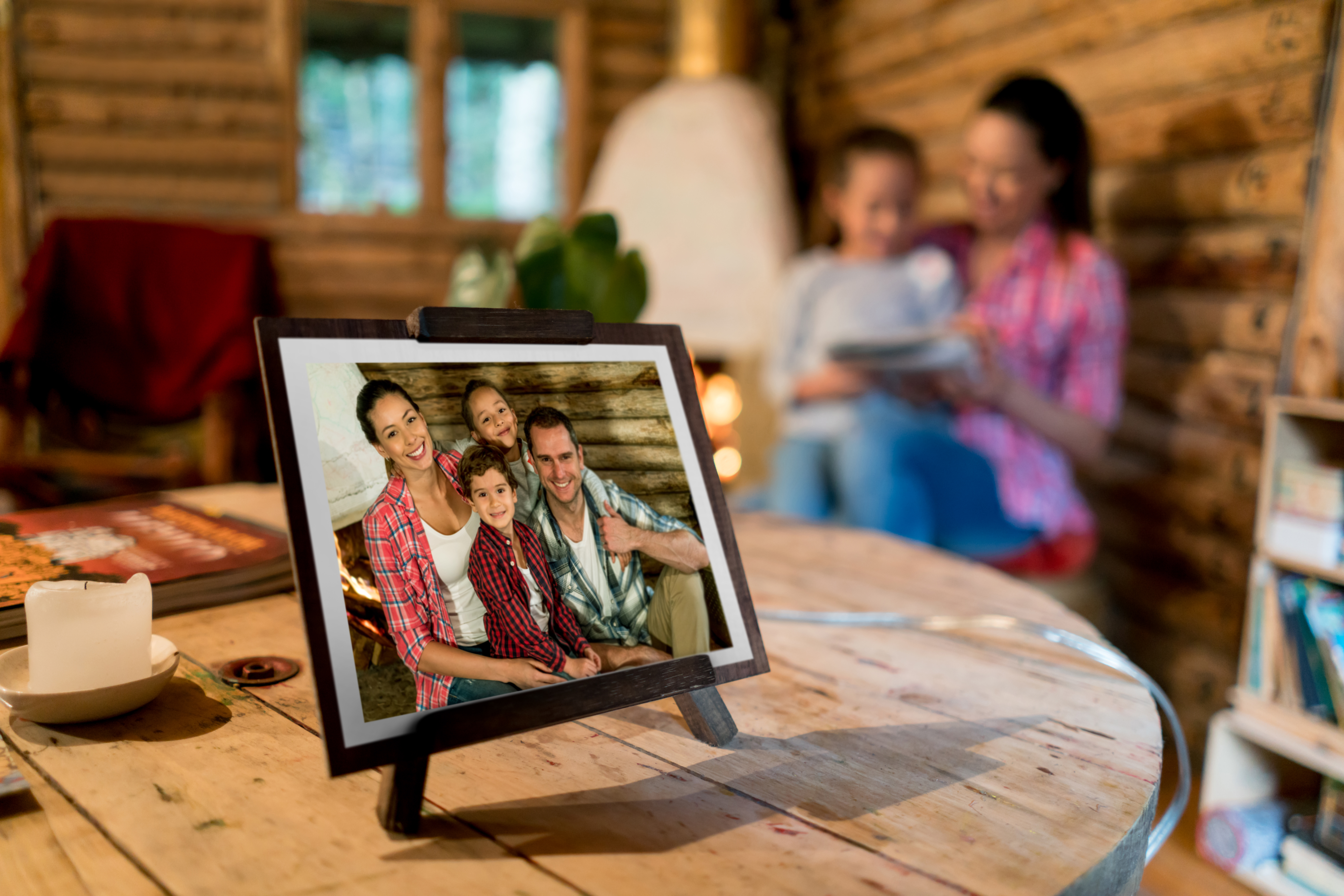 Una bonita foto de familia en un marco colocado sobre una mesa | Foto: Getty Images