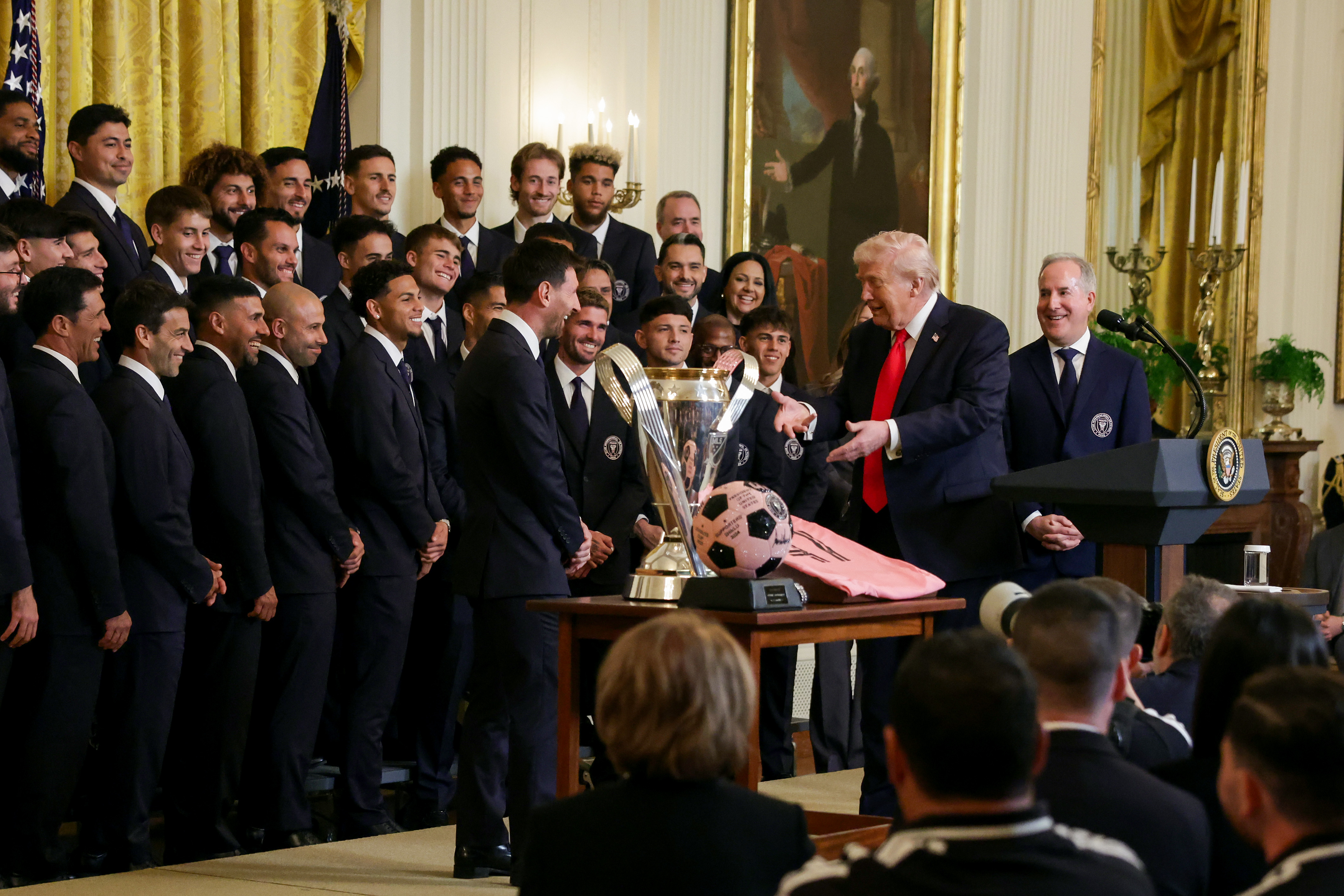 Lionel Messi del Inter Miami CF observa al presidente de Estados Unidos, Donald Trump, durante un evento en honor al Inter Miami CF, campeón de la Copa MLS 2025, en el Salón Este de la Casa Blanca el 5 de marzo de 2026 en Washington, D.C. | Fuente: Getty Images