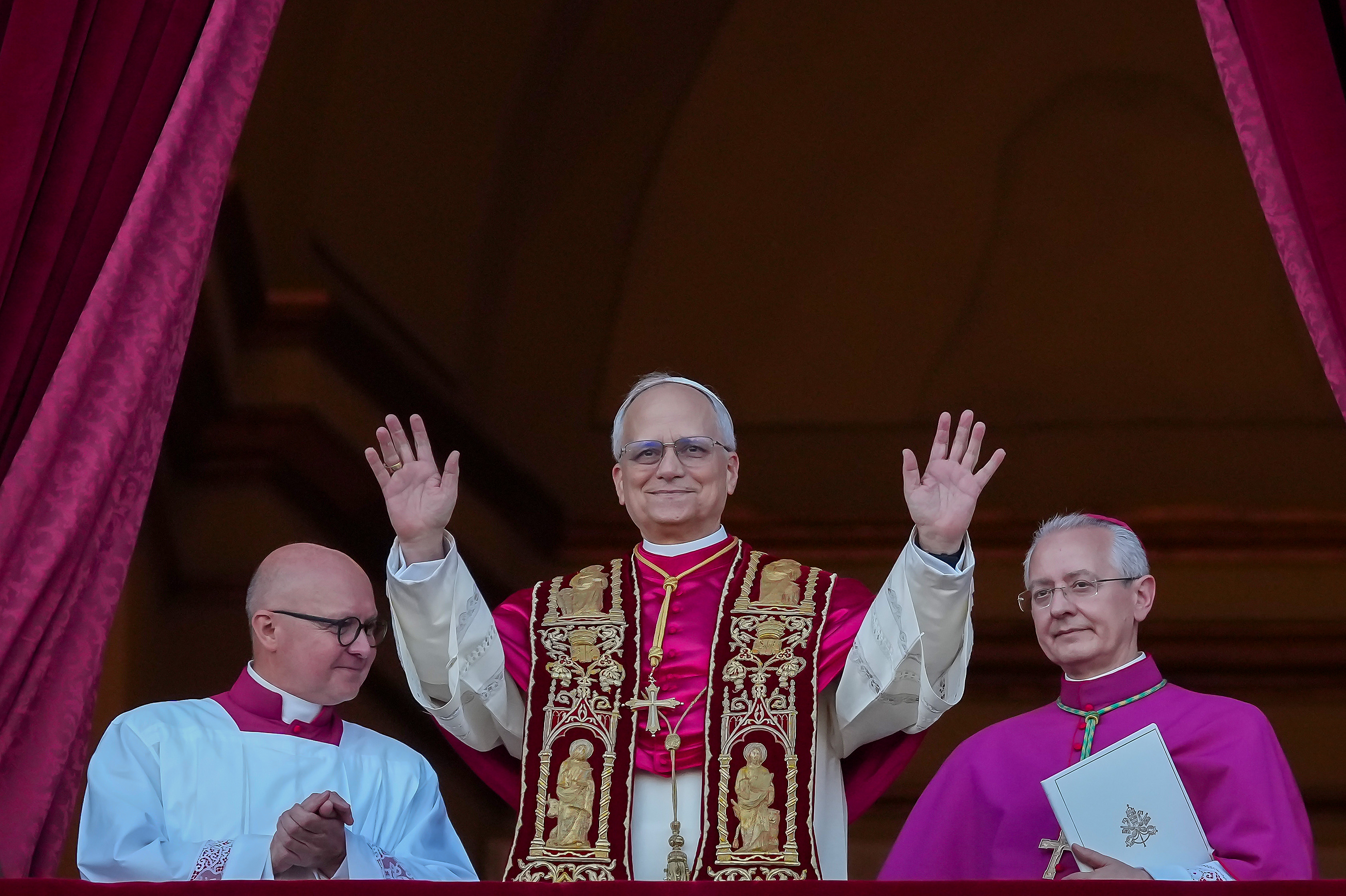 El recién elegido pontífice, el papa León XIV es visto por primera vez desde el balcón del Vaticano el 8 de mayo de 2025 en la Ciudad del Vaticano, Vaticano. | Fuente: Getty Images