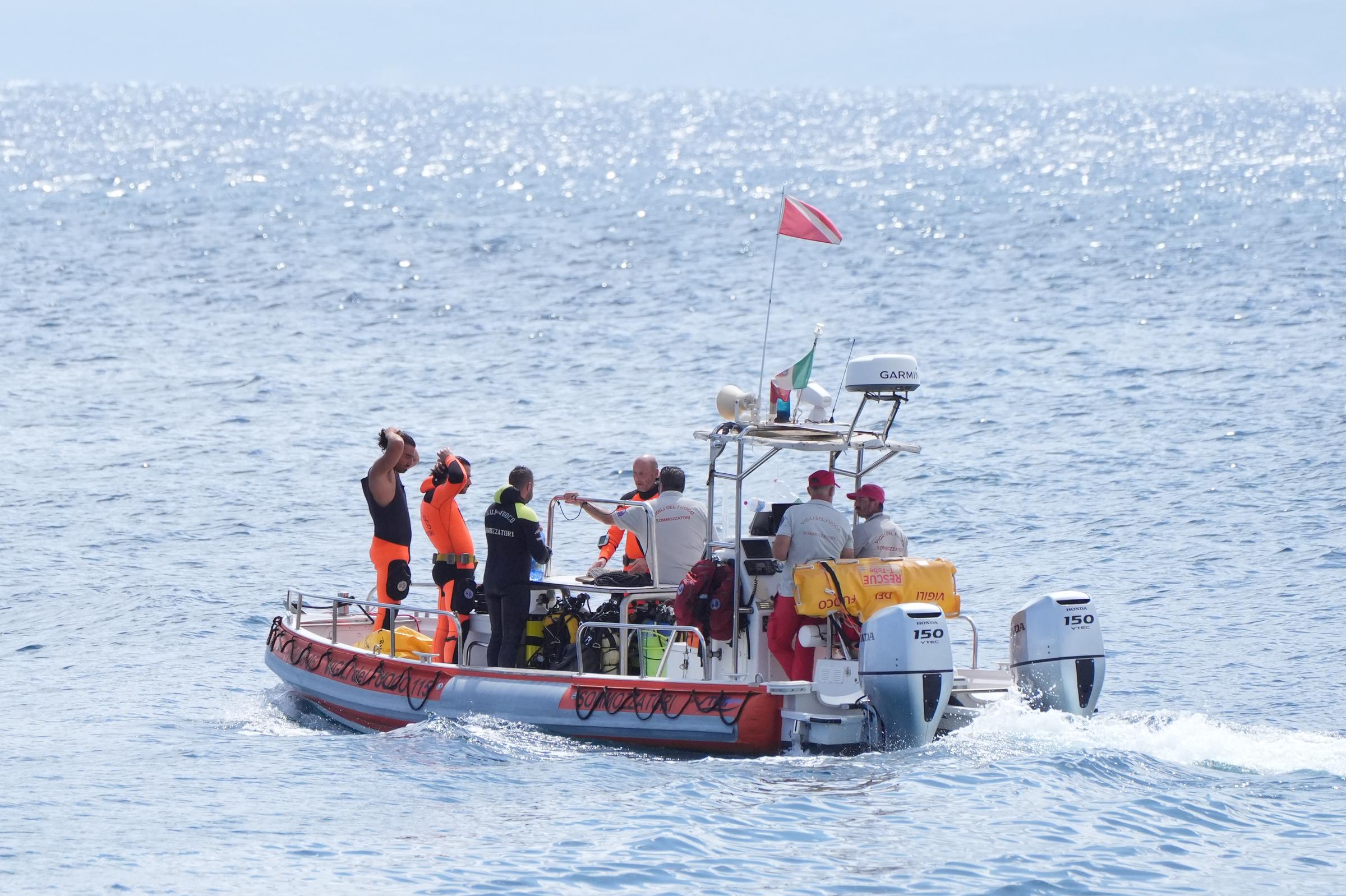 Los servicios de emergencia italianos se dirigen mar adentro hacia la zona de la costa siciliana donde se hundió el superyate Bayesian, tomada el 20 de agosto de 2024 | Fuente: Getty Images