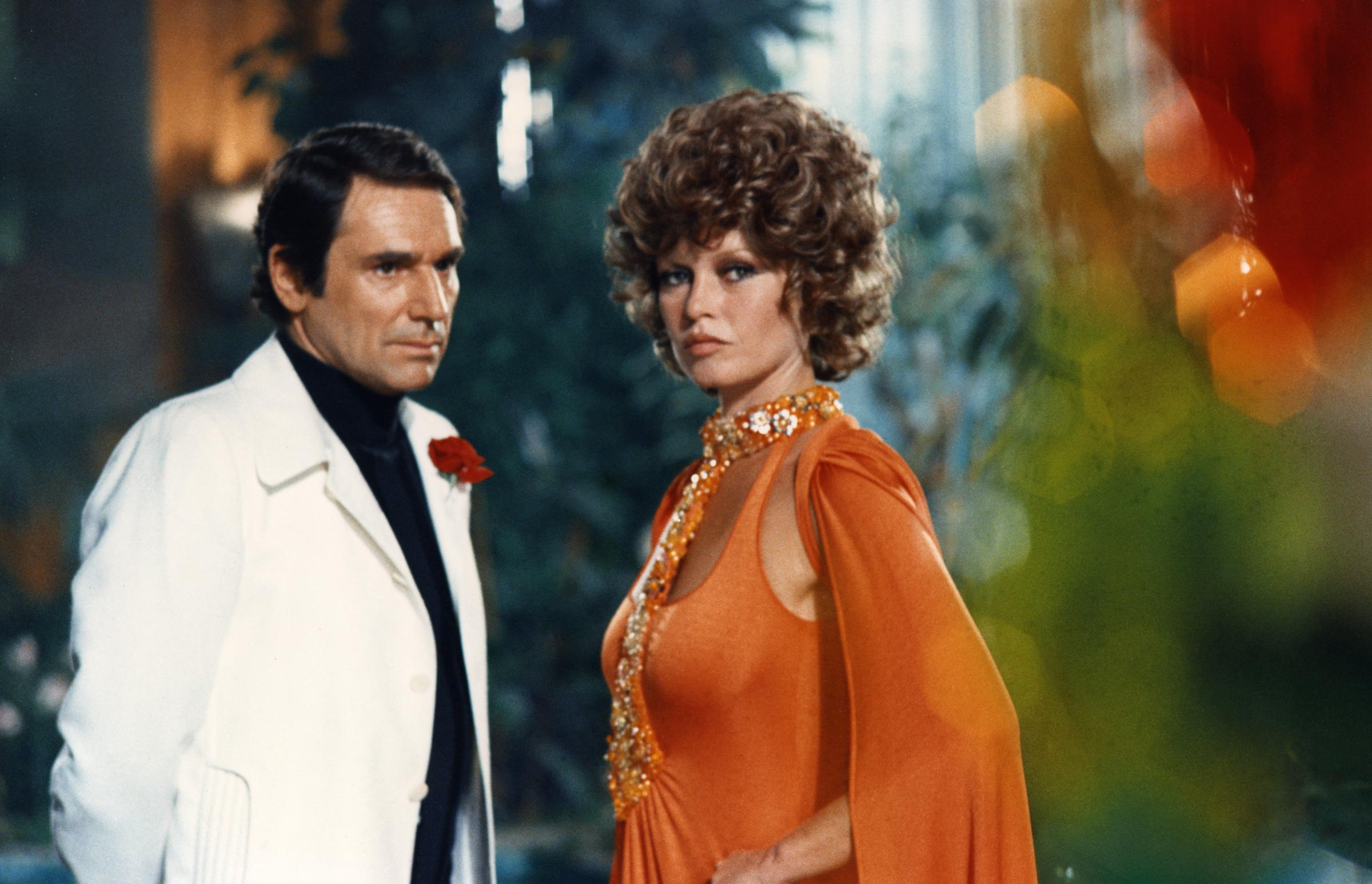 Robert Hossein y Brigitte Bardot en el plató de "Don Juan ou Si Don Juan était une femme" el 1 de enero de 1973. | Fuente: Getty Images