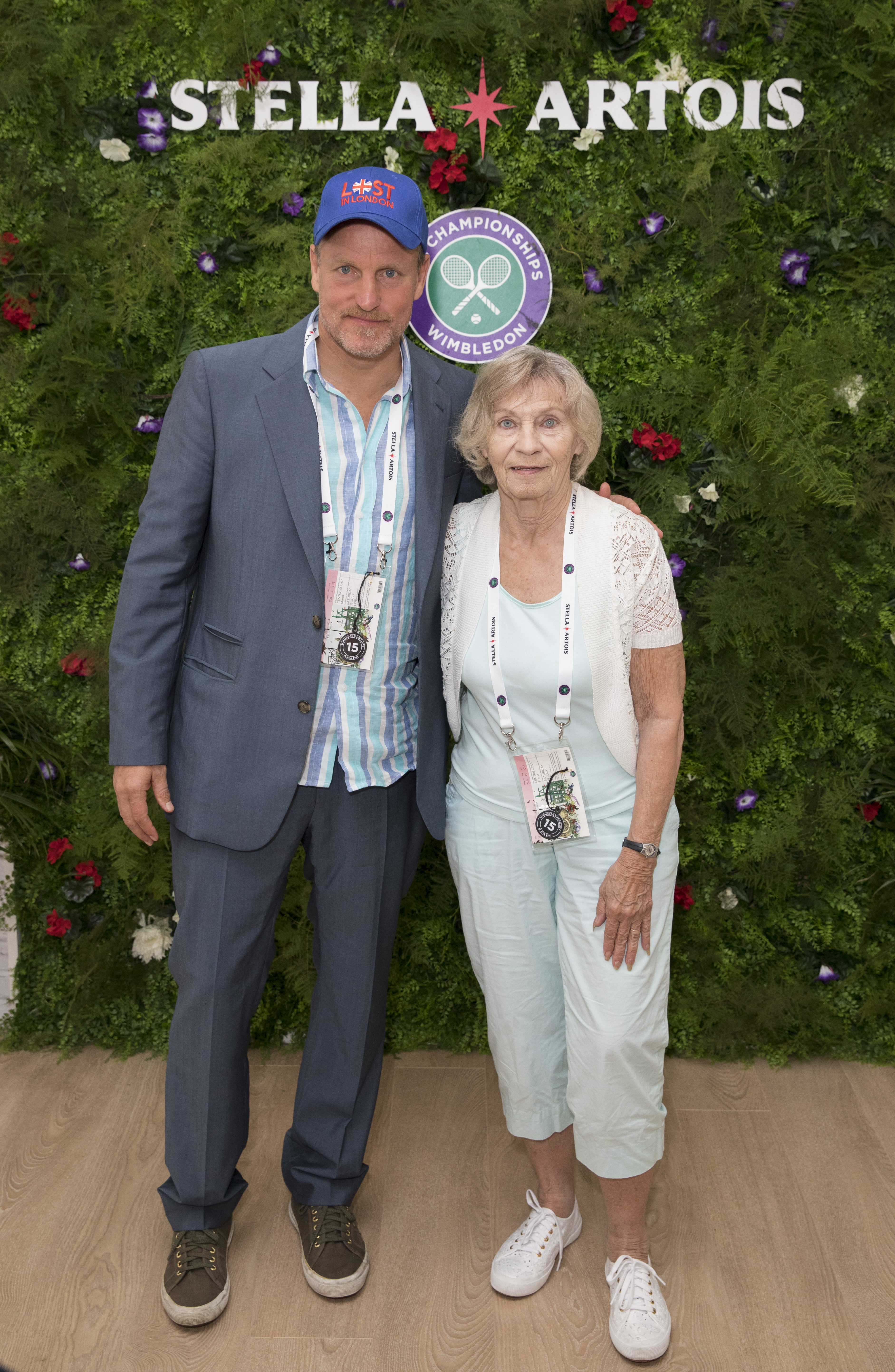 Woody Harrelson y Diane Lou Oswald en The Wimbledon Championships, el 15 de julio de 2017, en Londres, Inglaterra. | Foto: Getty Images