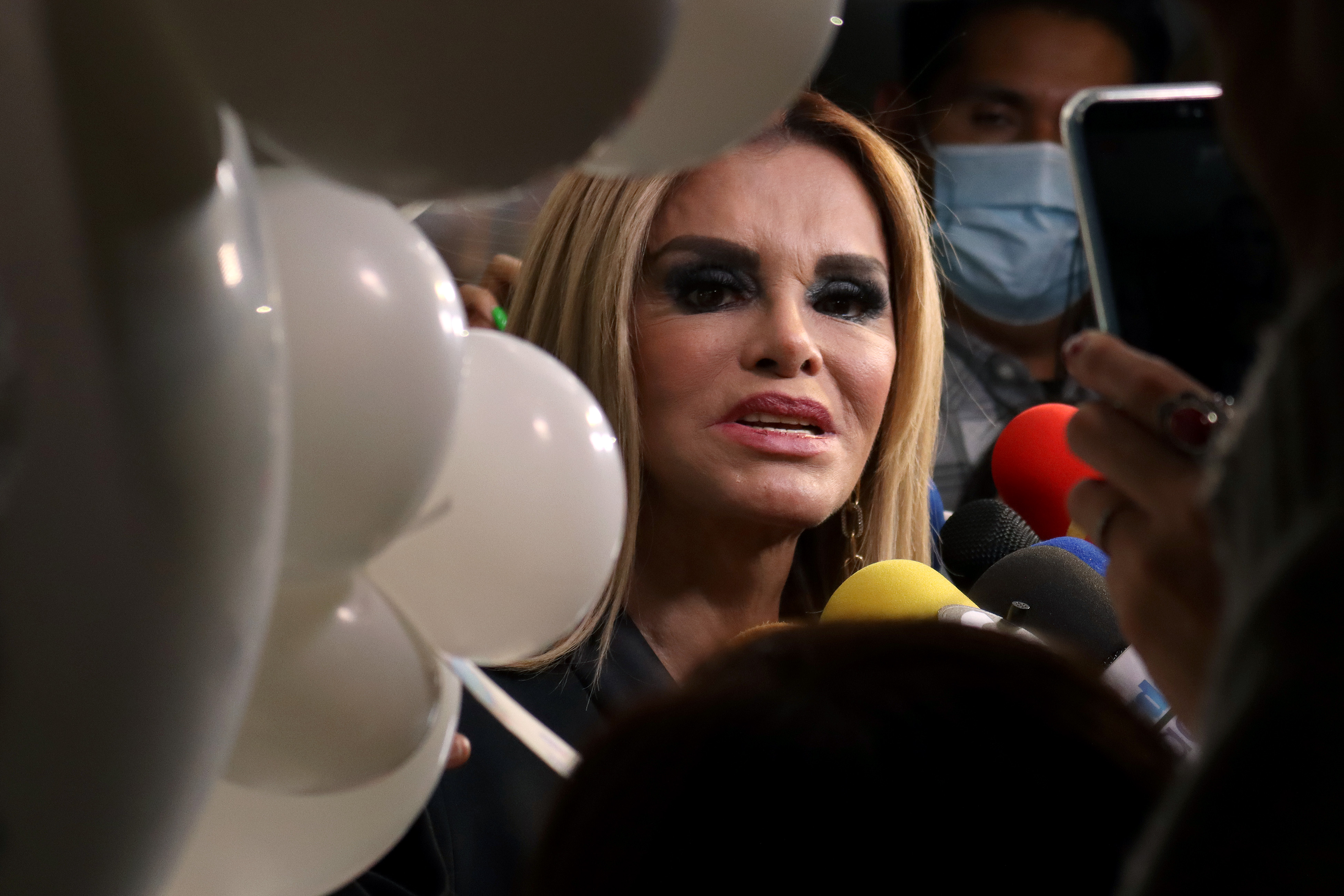 Lucía Méndez habla con la prensa durante un encuentro con la prensa en La Jacinta el 10 de noviembre de 2021 en Ciudad de México, México. | Fuente: Getty Images