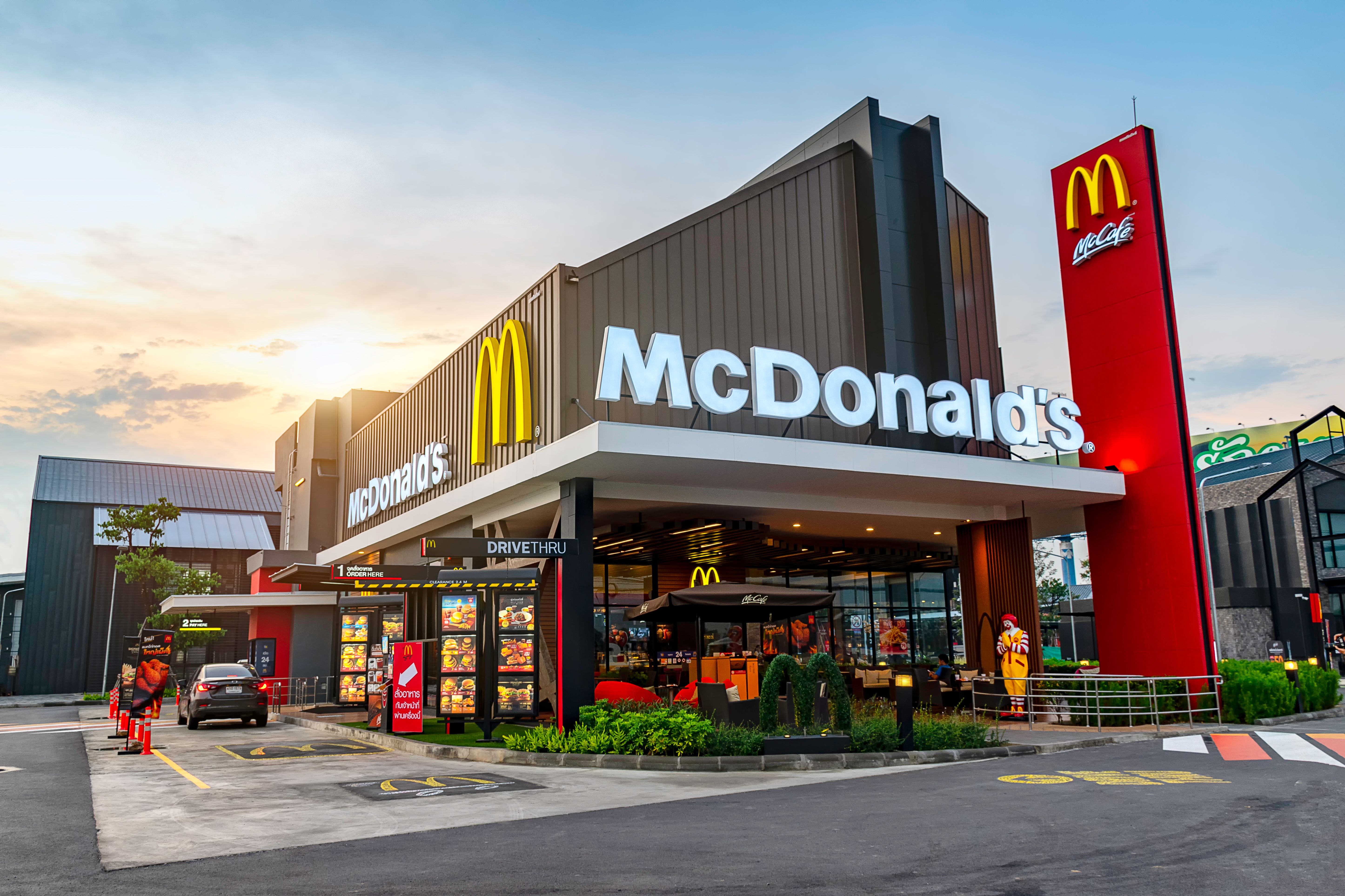 Una franquicia de comida rápida McDonald's Restaurant ubicada en Ayutthaya, Tailandia. | Foto: Shutterstock