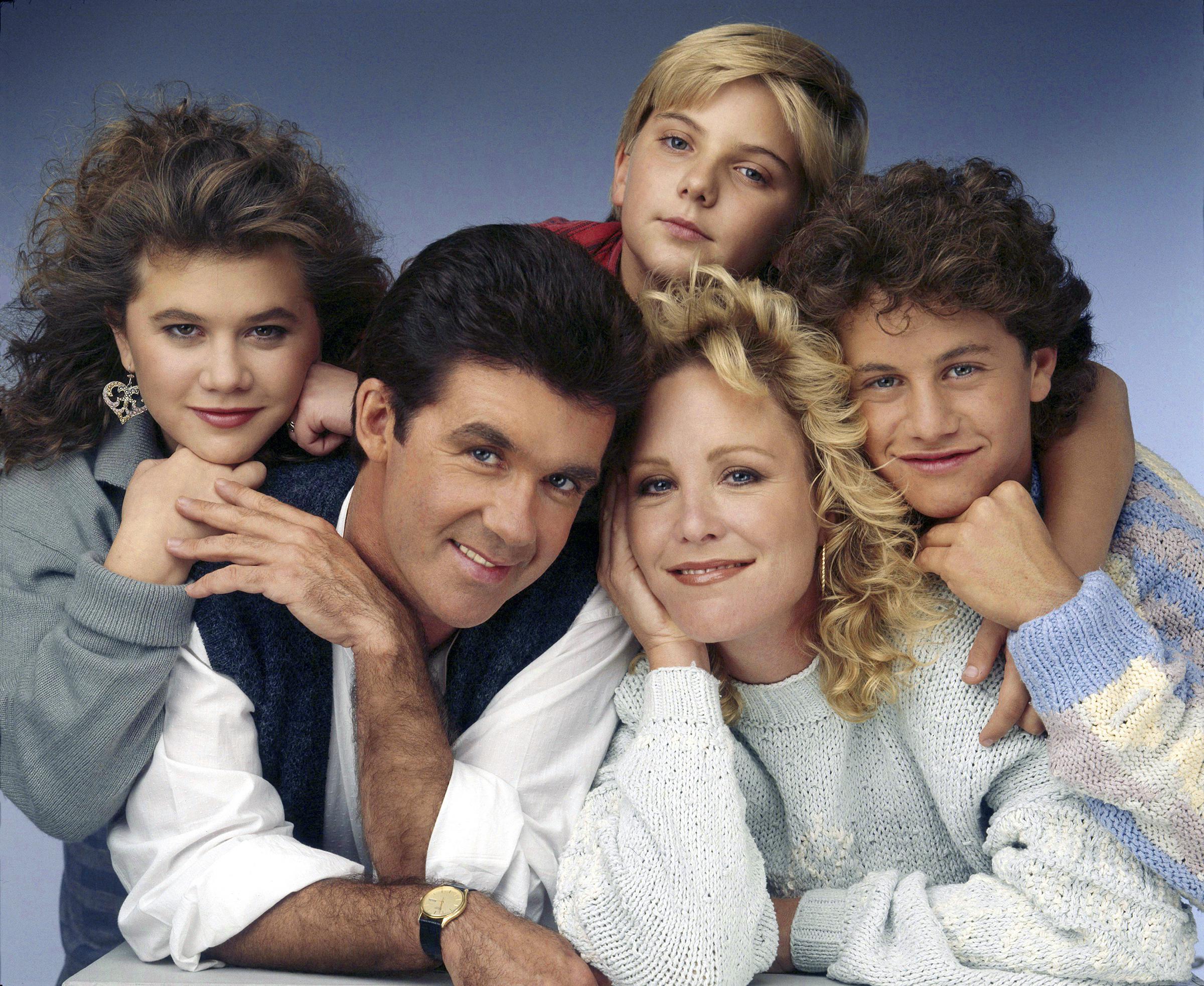 Tracey Gold, Kirk Cameron y el resto del reparto de la 3ª temporada de "Growing Pains" Circa 1987. | Fuente: Getty Images