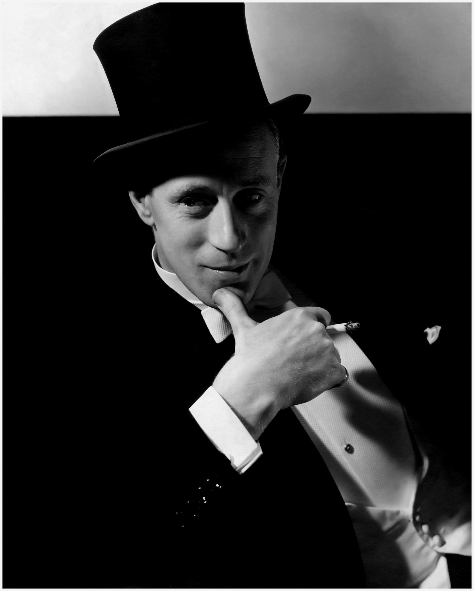 Leslie Howard, actor de teatro y cine, director y productor inglés, vistiendo un sombrero de copa y fumando un cigarrillo. Año 1932. | Imagen: Flickr