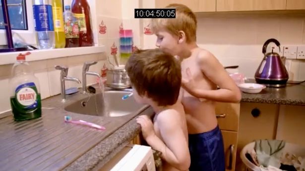 Niños cepillándose en el lavabo. | Foto: Channel 5