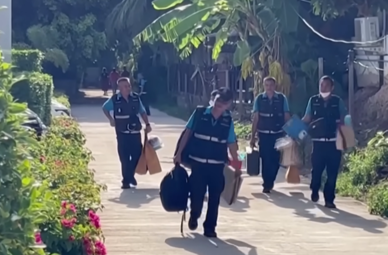 Autoridades tailandesas cargando las pertenencias de Daniel Sancho. | Fuente: Youtube/The Star