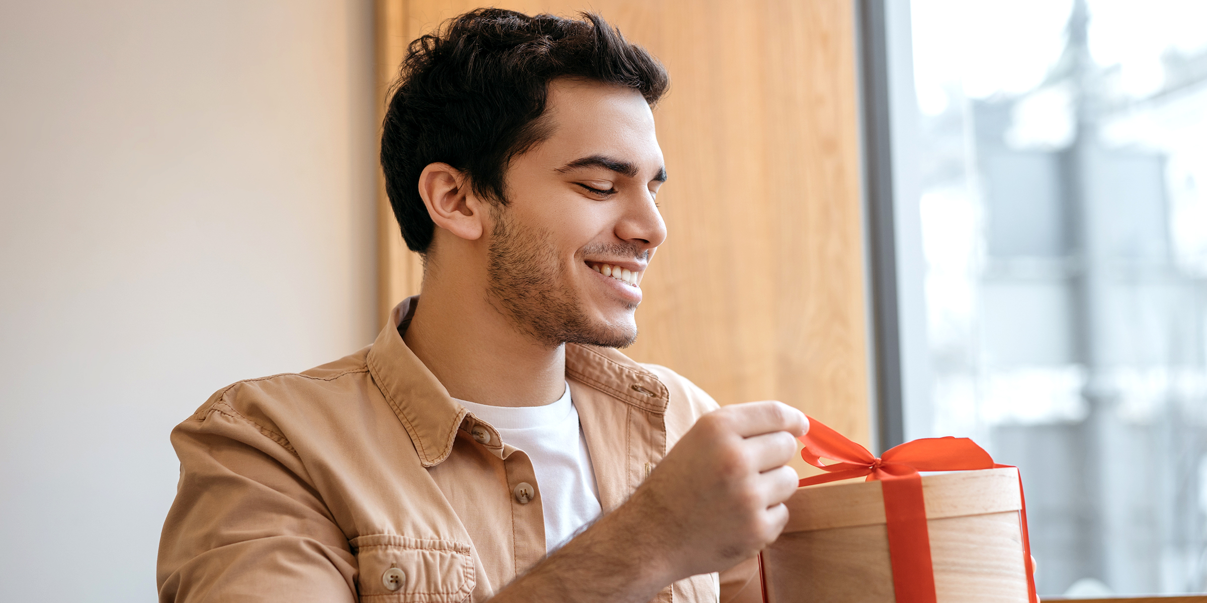 Un hombre con un regalo | Fuente: Shutterstock