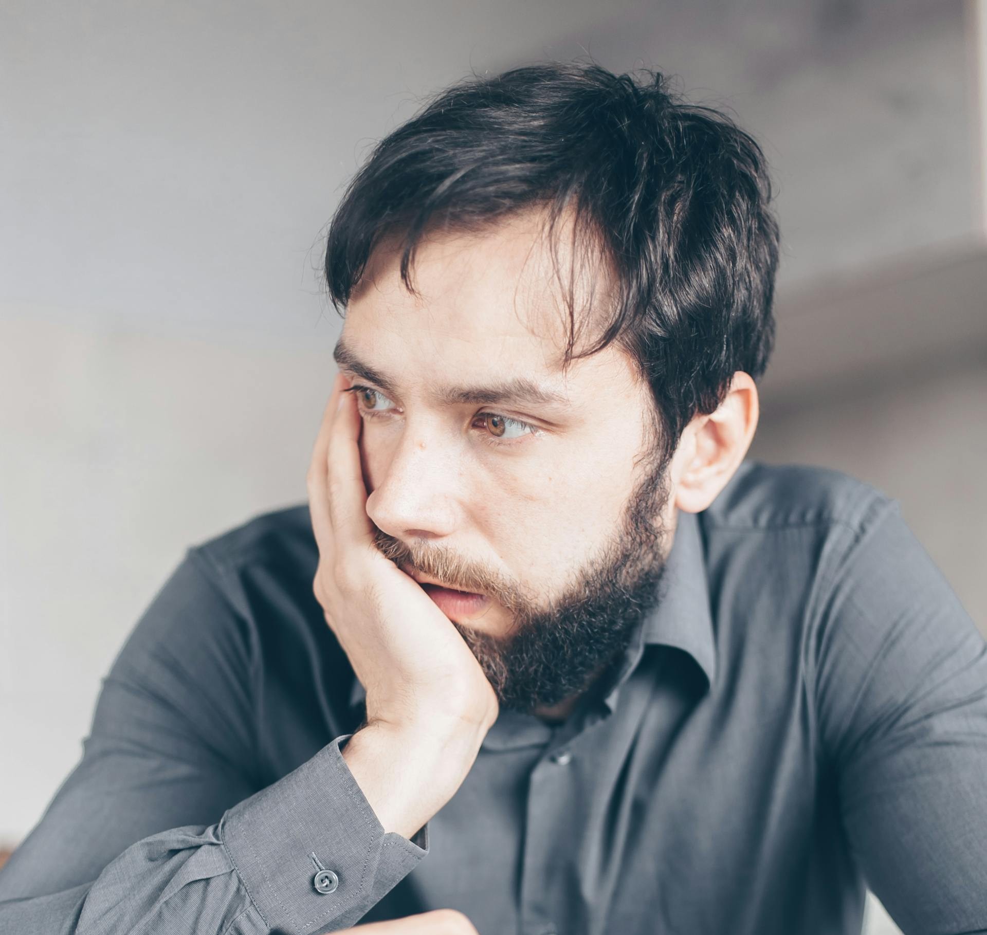 Un hombre preocupado | Fuente: Pexels