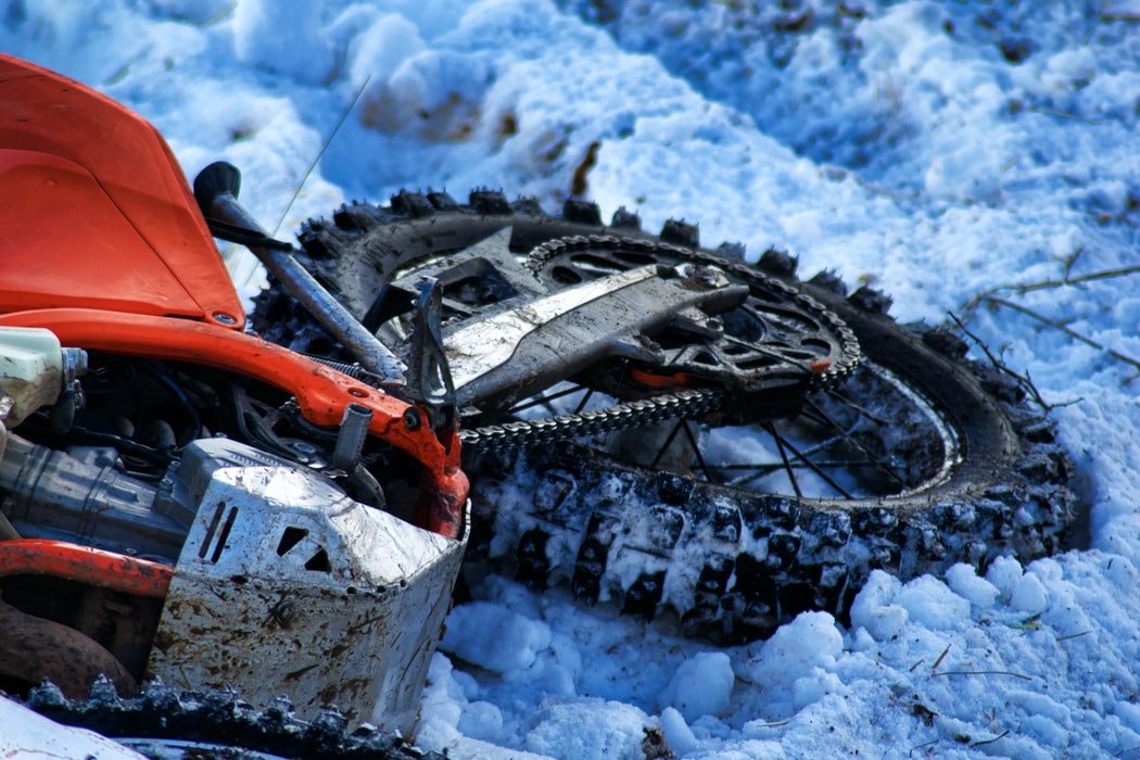 Una  motocicleta caida en la nieve. | Foto: Unsplash