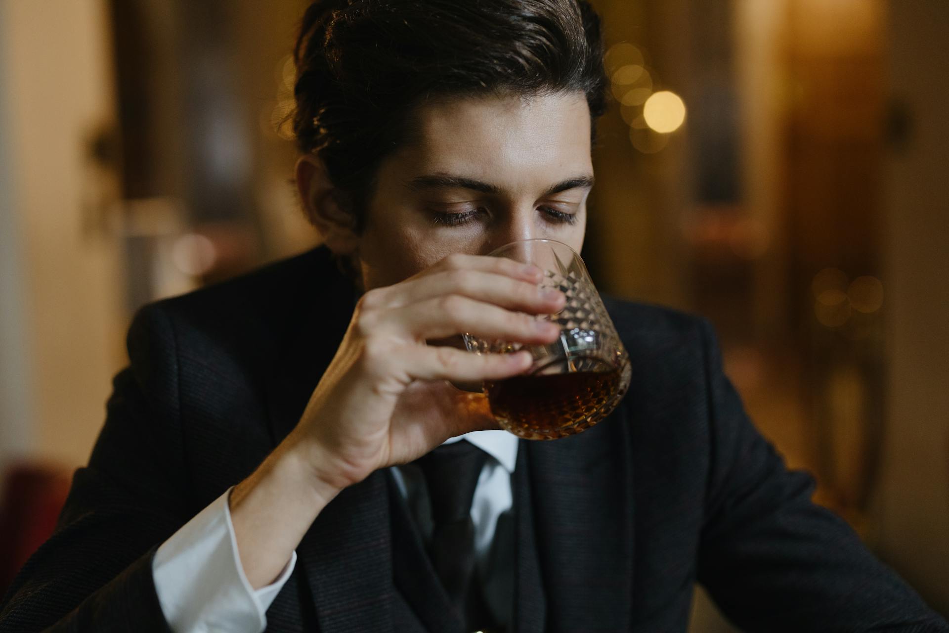 Un hombre bebiendo whisky | Fuente: Pexels