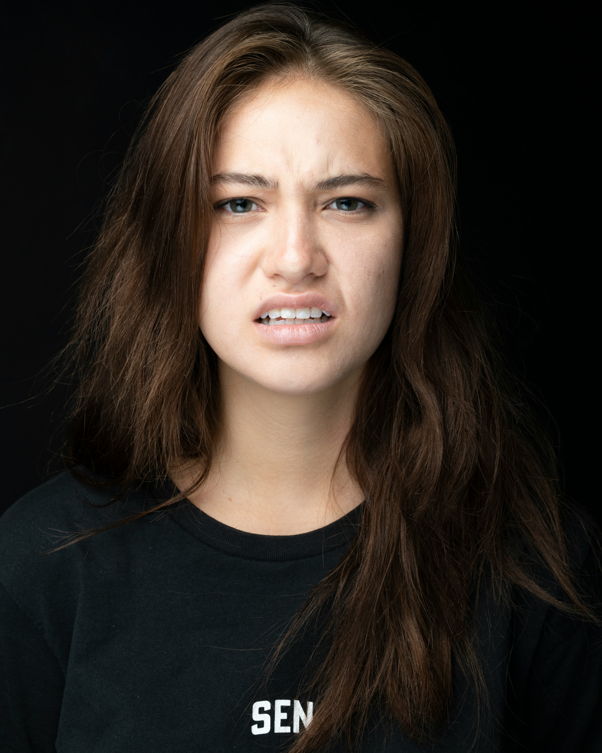 Una mujer haciendo una mueca | Fuente: Unsplash