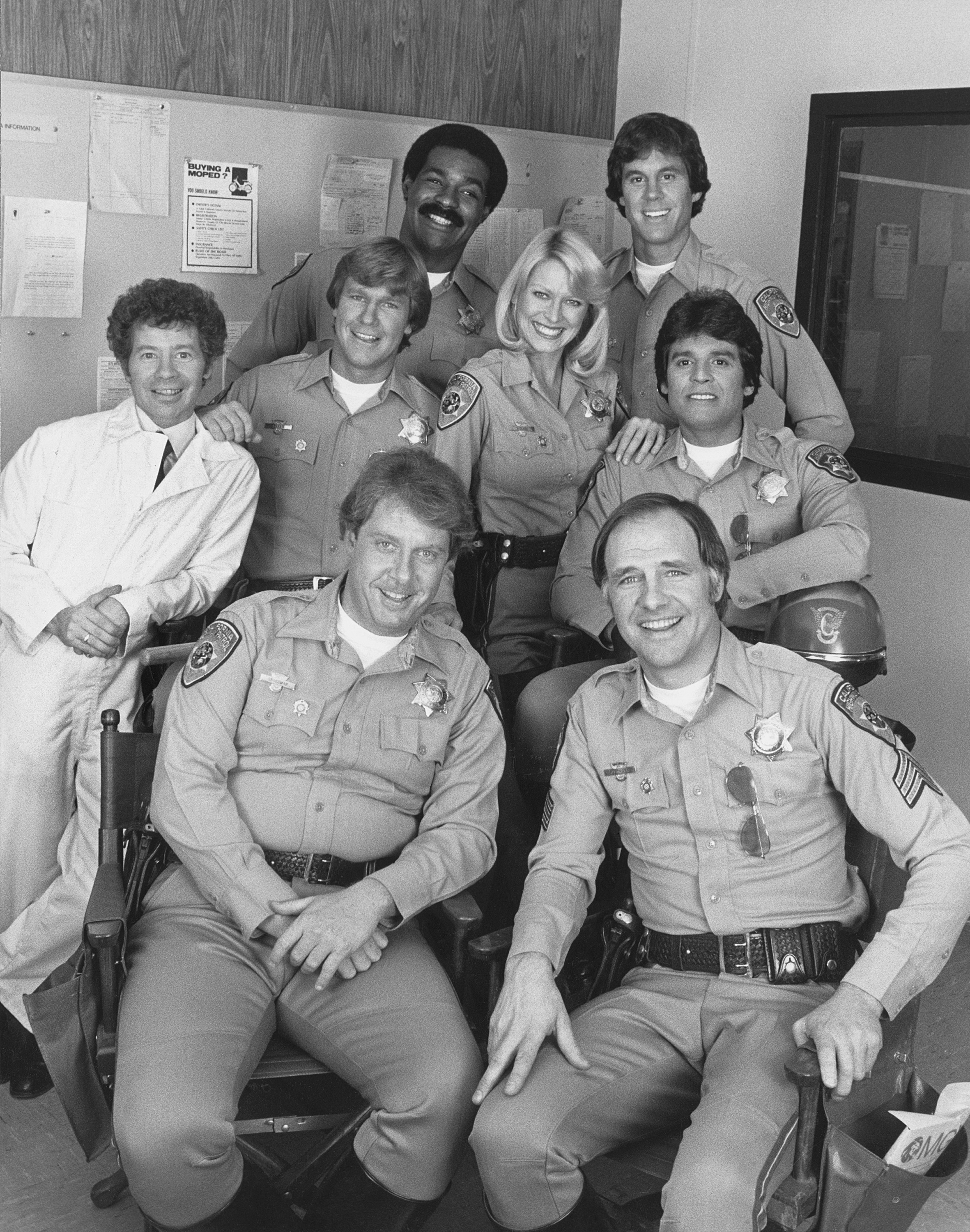 Reparto de "CHiPs" (i-d, detrás) Michael Dorn, Brodie Greer, (i-d, centro) Lou Wagner, Larry Wilcox, Randi Oakes, Erik Estrada, (i-d, delante) Paul Linke, Robert Pine | Fuente: Getty Images