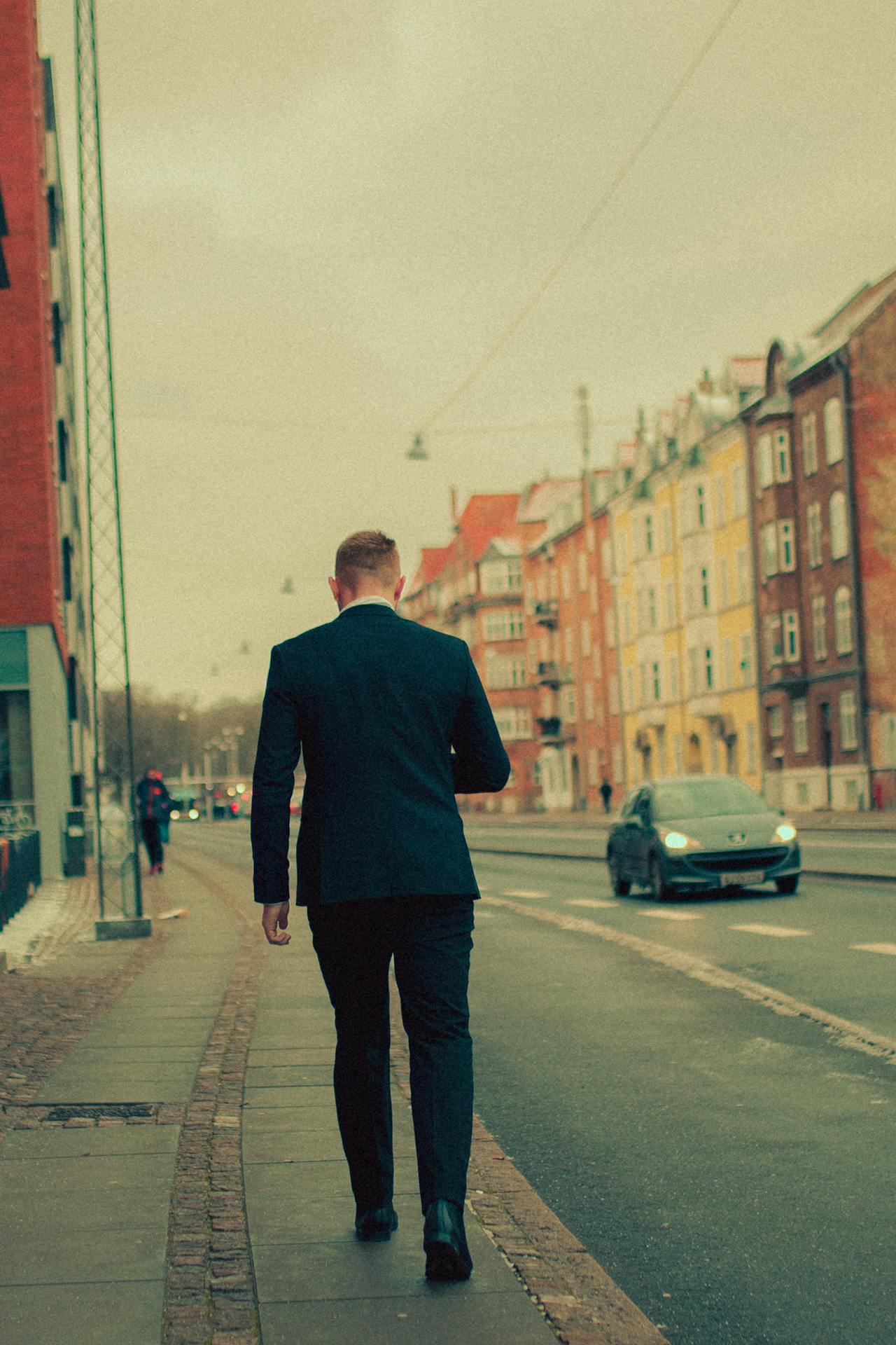 Un hombre caminando por la acera | Fuente: Pexels