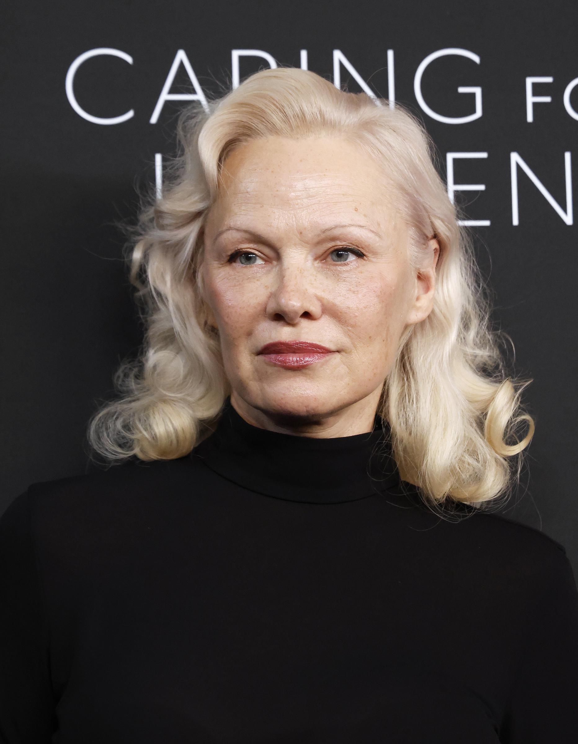 Pamela Anderson ha apostado por un look más natural y sin maquillaje en los últimos años, pero su pelo rubio platino sigue siendo su rasgo más característico, y se lo sigue arreglando ella misma en casa. | Fuente: Getty Images