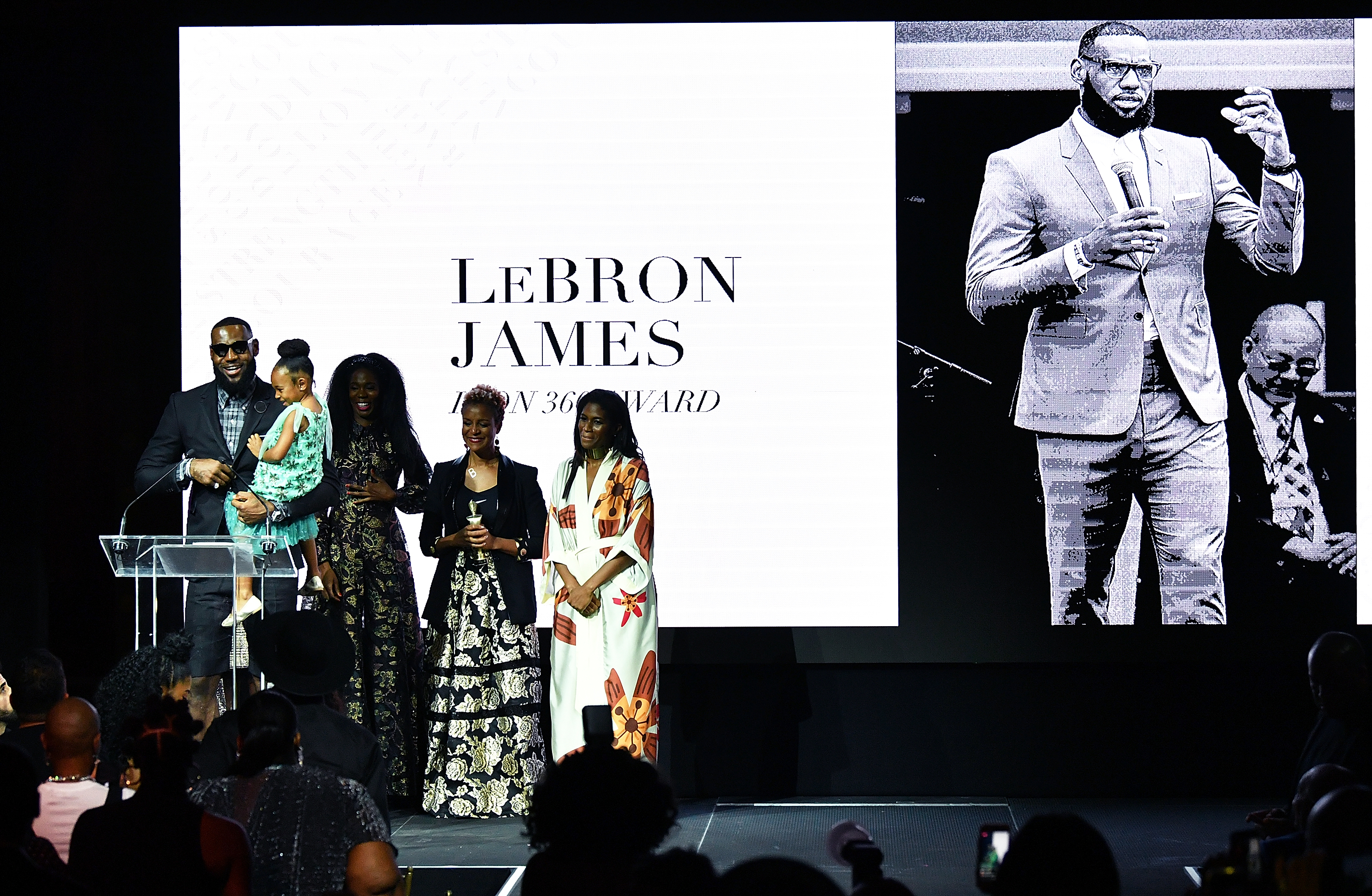 LeBron James, galardonado con el Premio Icono 360 y su hija Zhuri James asisten a Harlem's Fashion Row durante la Semana de la Moda de Nueva York en Capitale el 4 de septiembre de 2018, en Nueva York | Foto: Getty Images