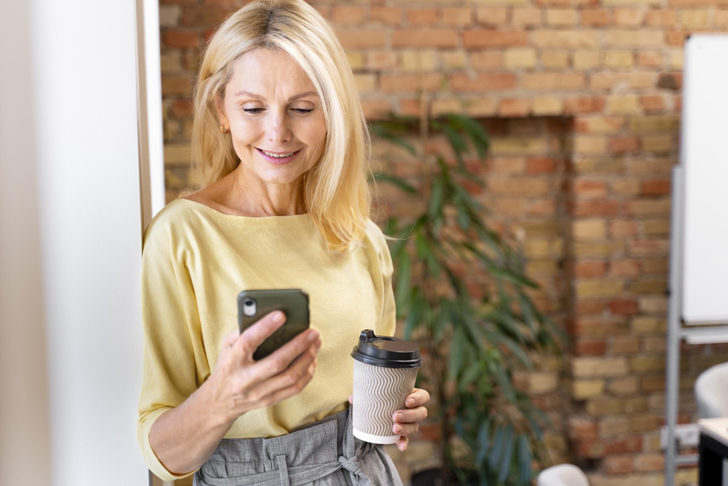 Una mujer sonriente hablando por teléfono | Fuente: Freepik