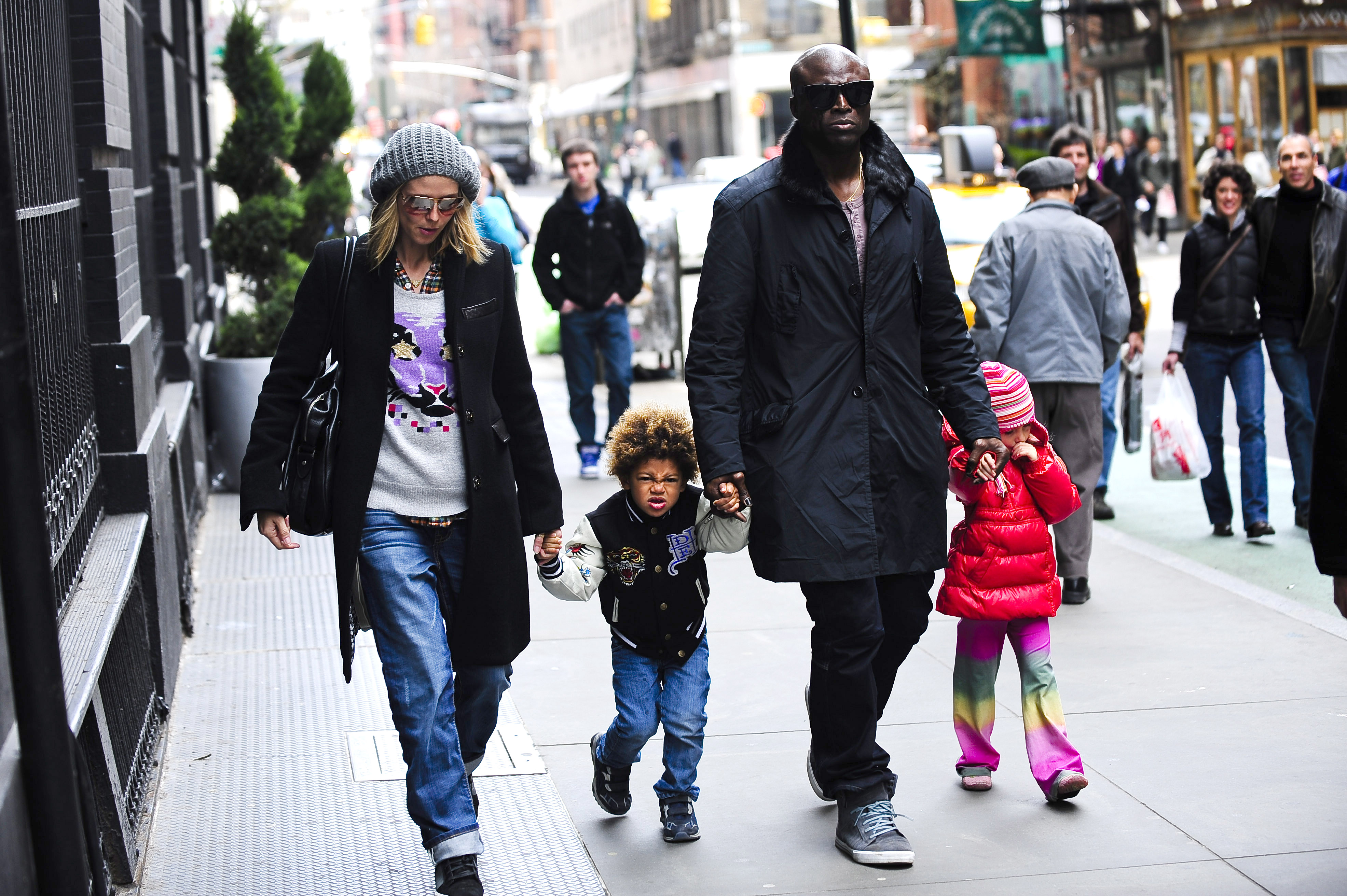 Heidi Klum, Henry Samuel, Seal y Leni Klum pasean por el Soho de Nueva York el 13 de abril de 2009 | Fuente: Getty Images