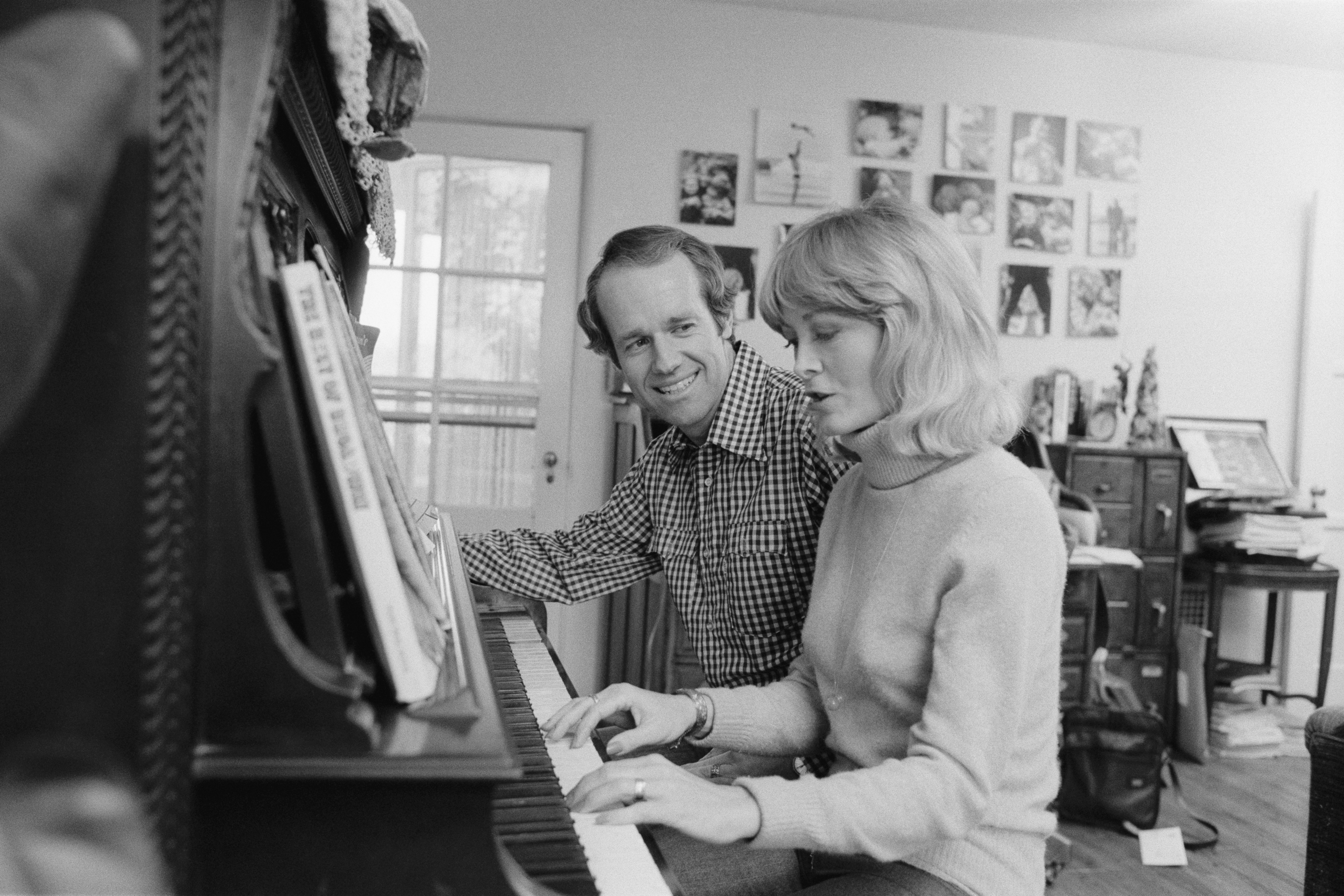 Mike Farrell en casa con su esposa Judy tocando el piano | Foto: Getty Images