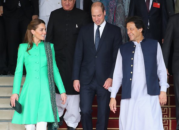 Catherine, duquesa de Cambridge y el príncipe William, duque de Cambridge se van después de reunirse con el primer ministro de Pakistán, Imran Khan, en su residencia oficial el 15 de octubre de 2019 en Islamabad, Pakistán. | Foto: Getty Images