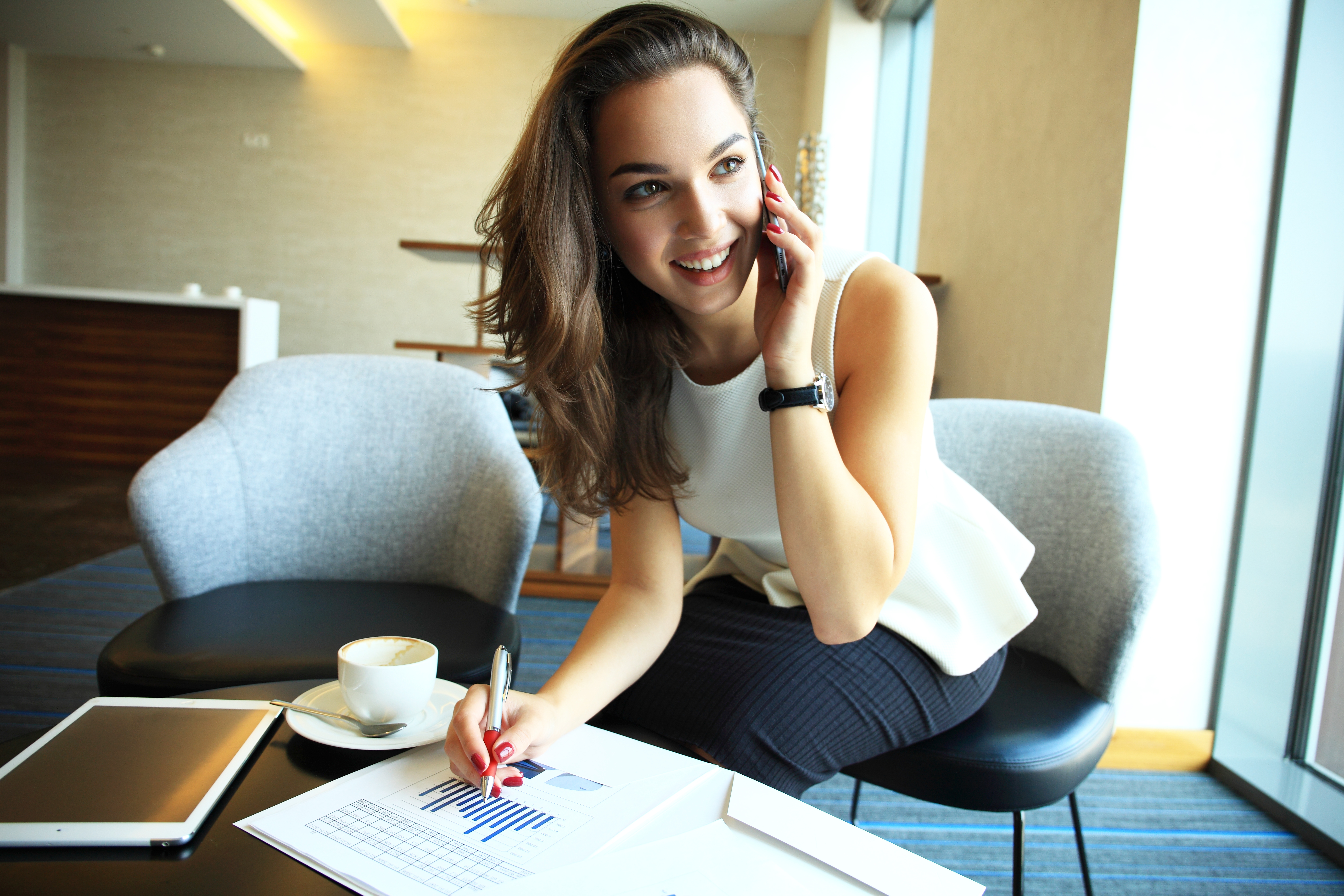 Una mujer hablando por teléfono | Foto: Shutterstock