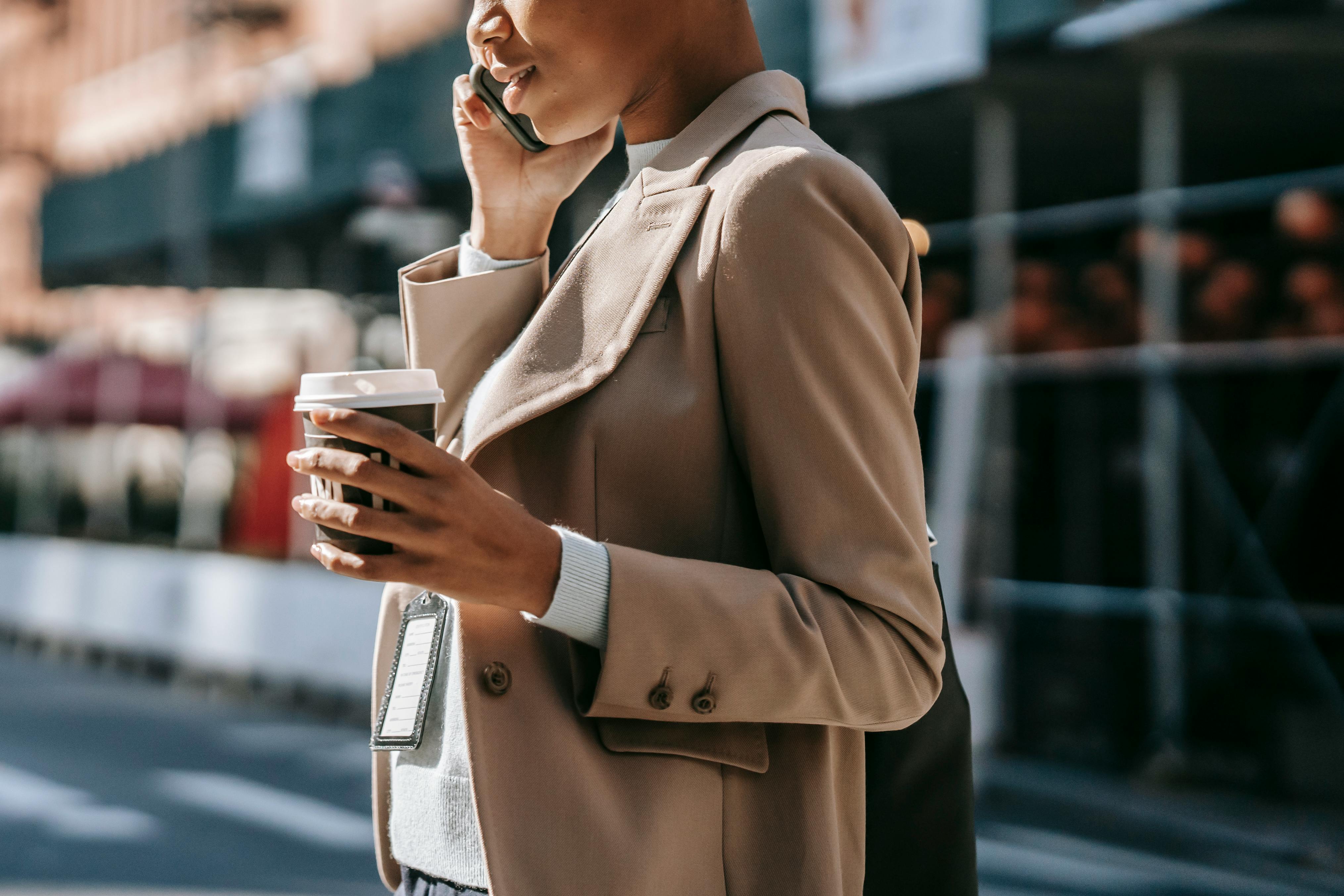 Una mujer hablando por teléfono | Fuente: Pexels