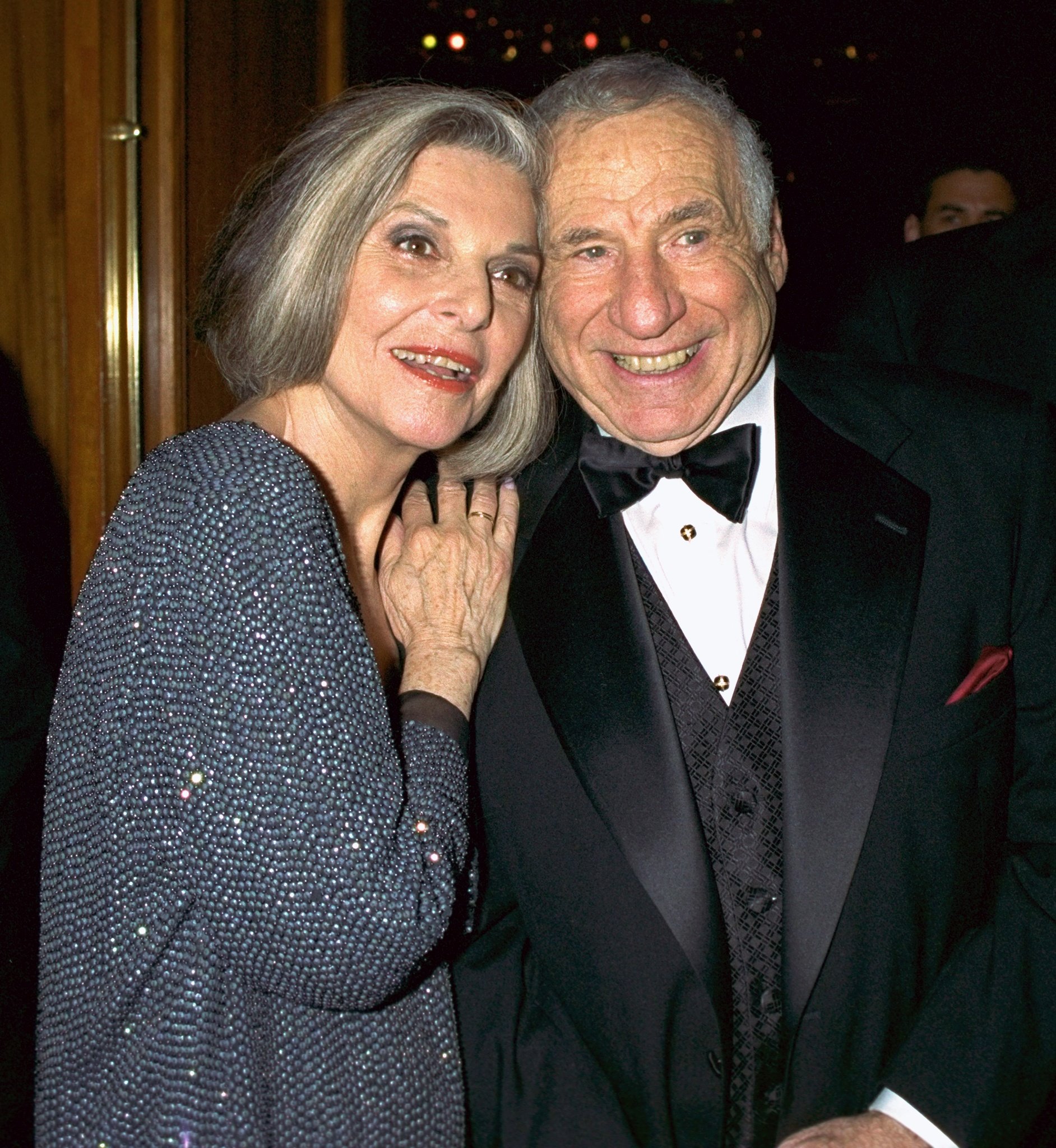 Mel Brooks y su esposa la actriz Anne Bancroft durante la fiesta de los Premios Tony en el Hotel Sheraton. El espectáculo de Brooks, "Los Productores", el 1 de enero de 2000 ┃Source: Getty Images