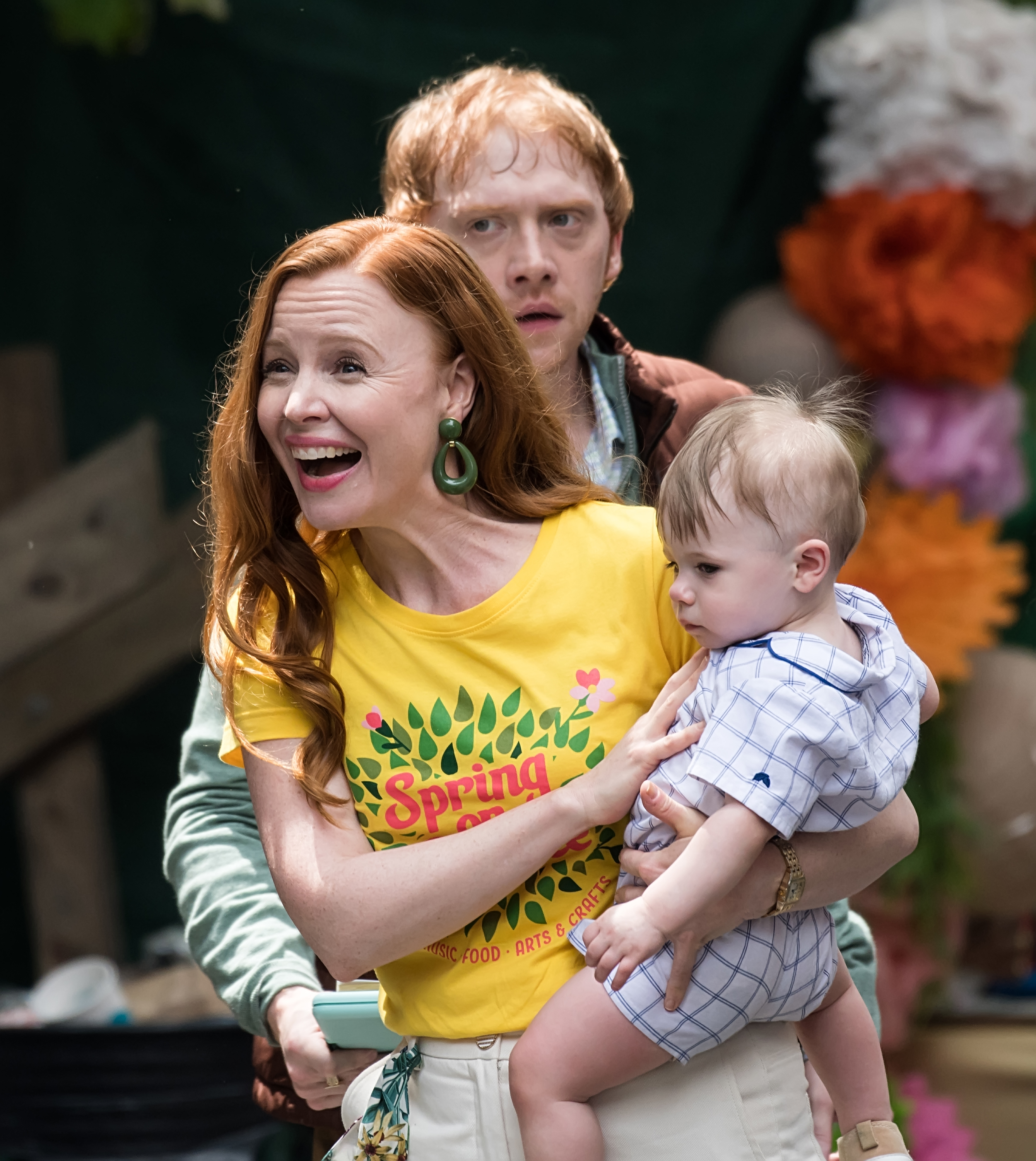 Rupert Grint y Lauren Ambrose vistos rodando en el set de "Servant" temporada 3 el 9 de junio de 2021, en Filadelfia, Pensilvania | Fuente: Getty Images