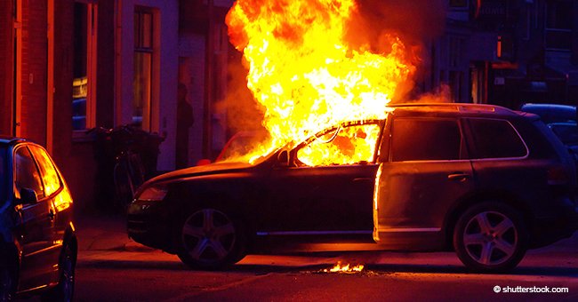 Policías rescatan a un hombre de auto en llamas solo segundos antes de que explote (video)