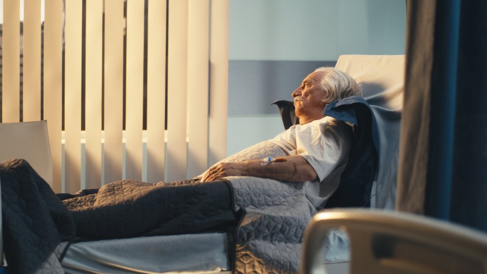 Anciana recostada en una especie de camilla en un hospital. | Foto: Shutterstock
