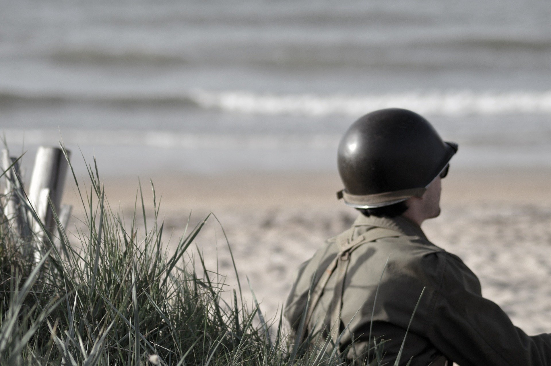 Soldado frente al mar mira hacia el horizonte. | Foto: Pixabay