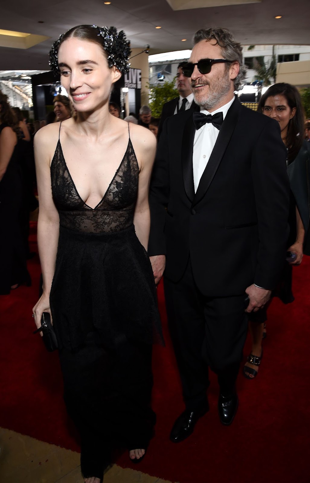 Rooney Mara y Joaquin Phoenix asistieron a la 77ª edición de los Globos de Oro en 2020, compartiendo un raro momento juntos en la alfombra roja mientras celebraban el reconocimiento de Phoenix por su trabajo en el cine | Fuente: Getty Images