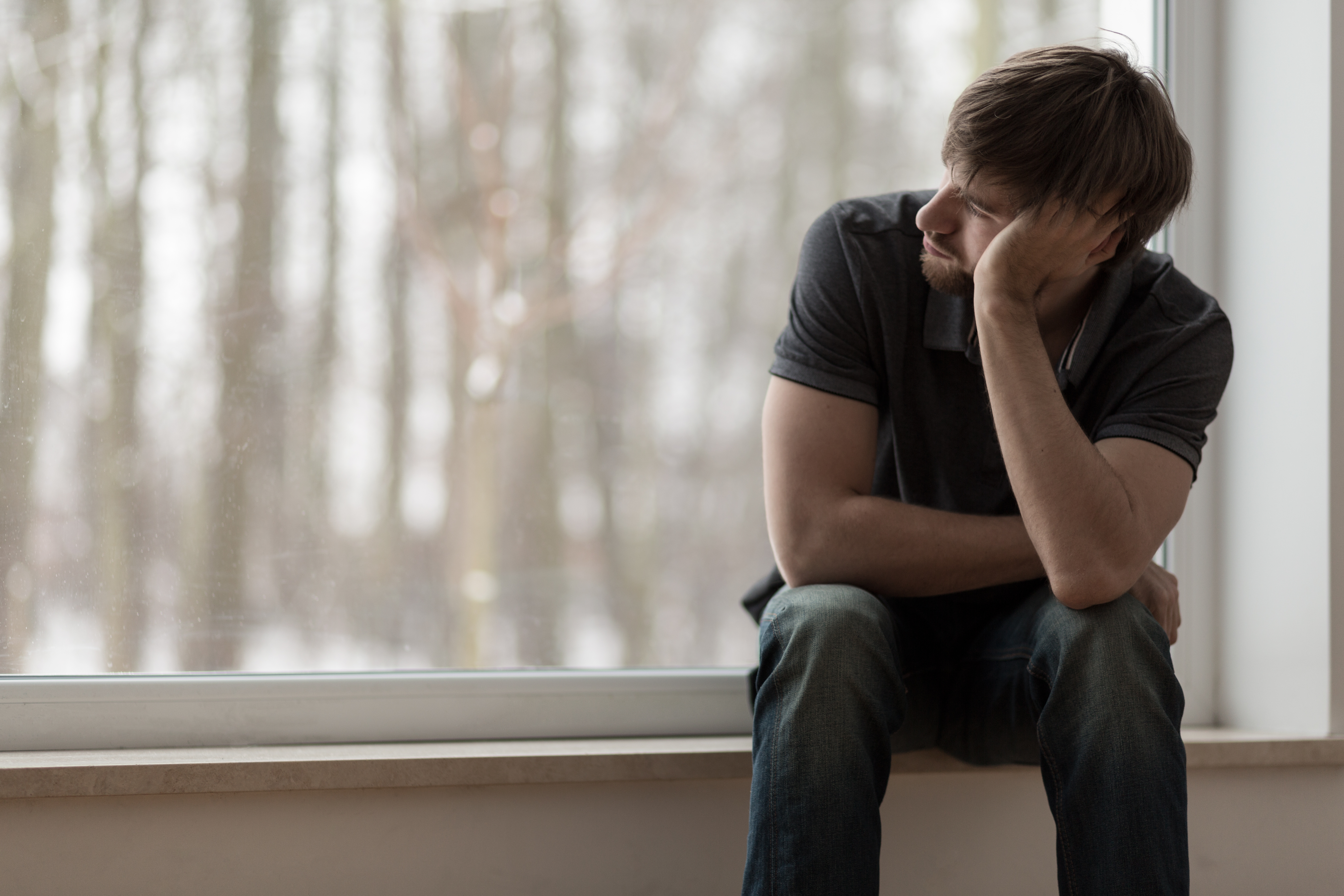 Joven miserable deprimido | Fuente: Shutterstock