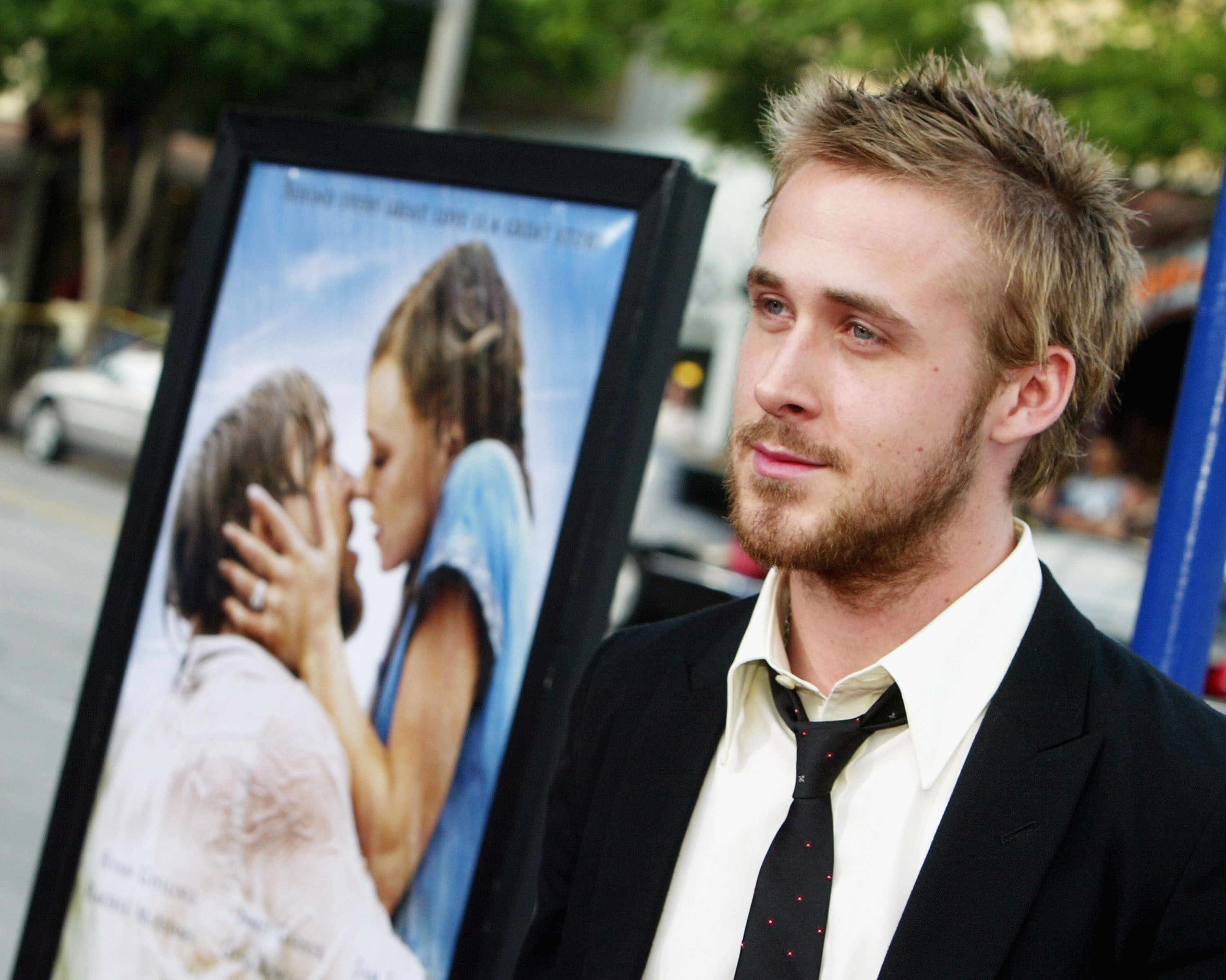 Ryan Gosling llega al estreno de "The Notebook" de New Lines el 21 de junio de 2004 en el Village Theatre, en Los Ángeles, California | Fuente: Getty Images