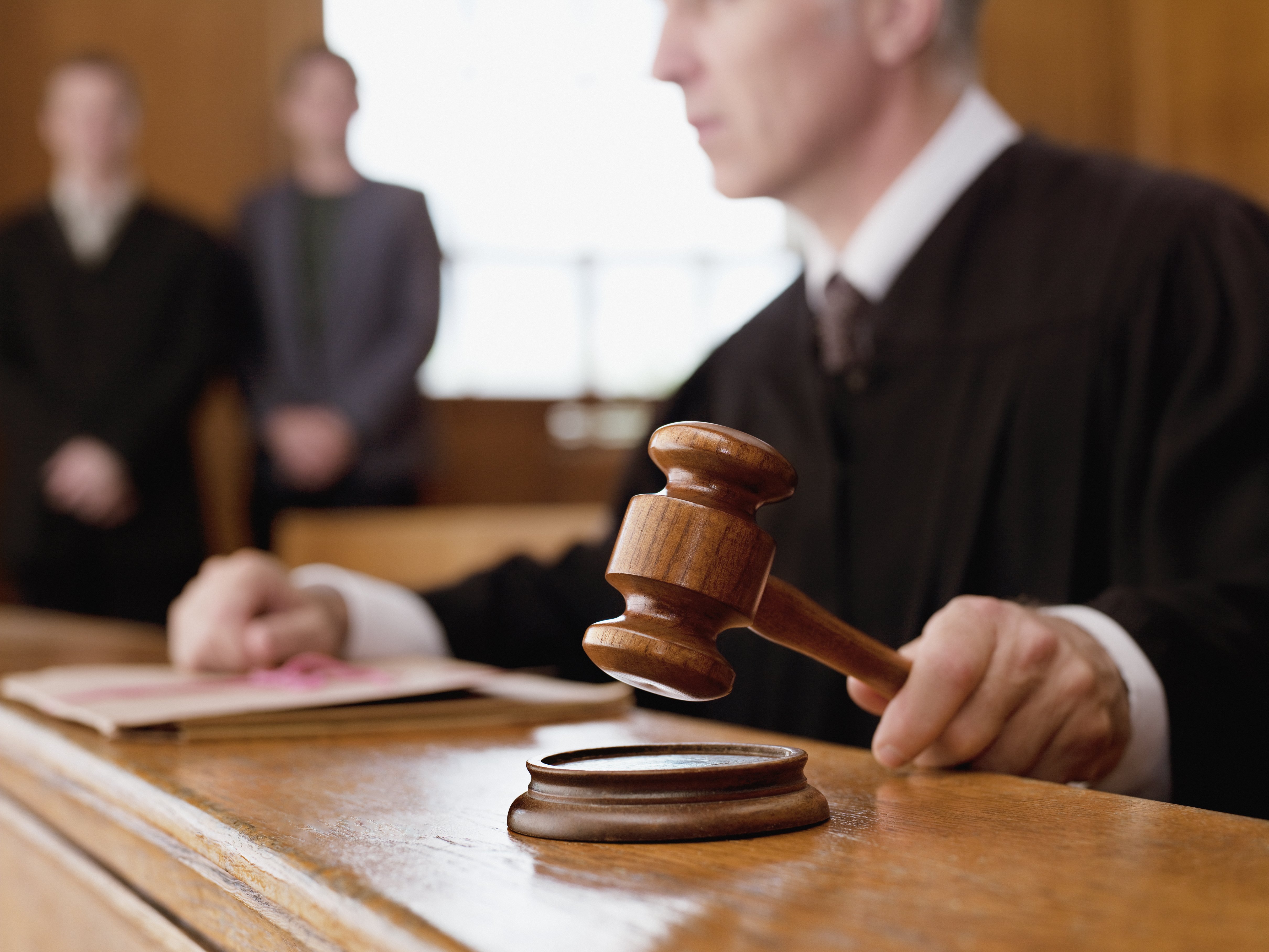 Un juez sentenciando con su mazo. | Foto: Getty Images