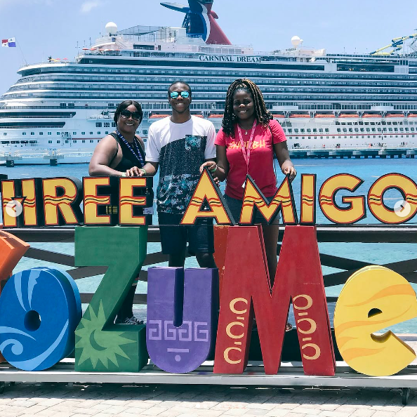 Alysha Burney con su hermano Charles Burney y otro ser querido posando para una foto delante de un crucero, publicada el 26 de julio de 2018. | Fuente: Instagram/charles_burney