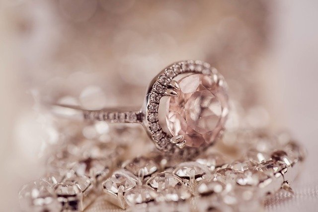 Un anillo de diamantes |  Foto: Pixabay