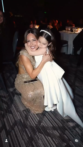 Barby Franco junto a su hija Sarah Burlando en la gala solidaria organizada por Margarita Barrientos | Fuente: Instagram/barbaritafranco21