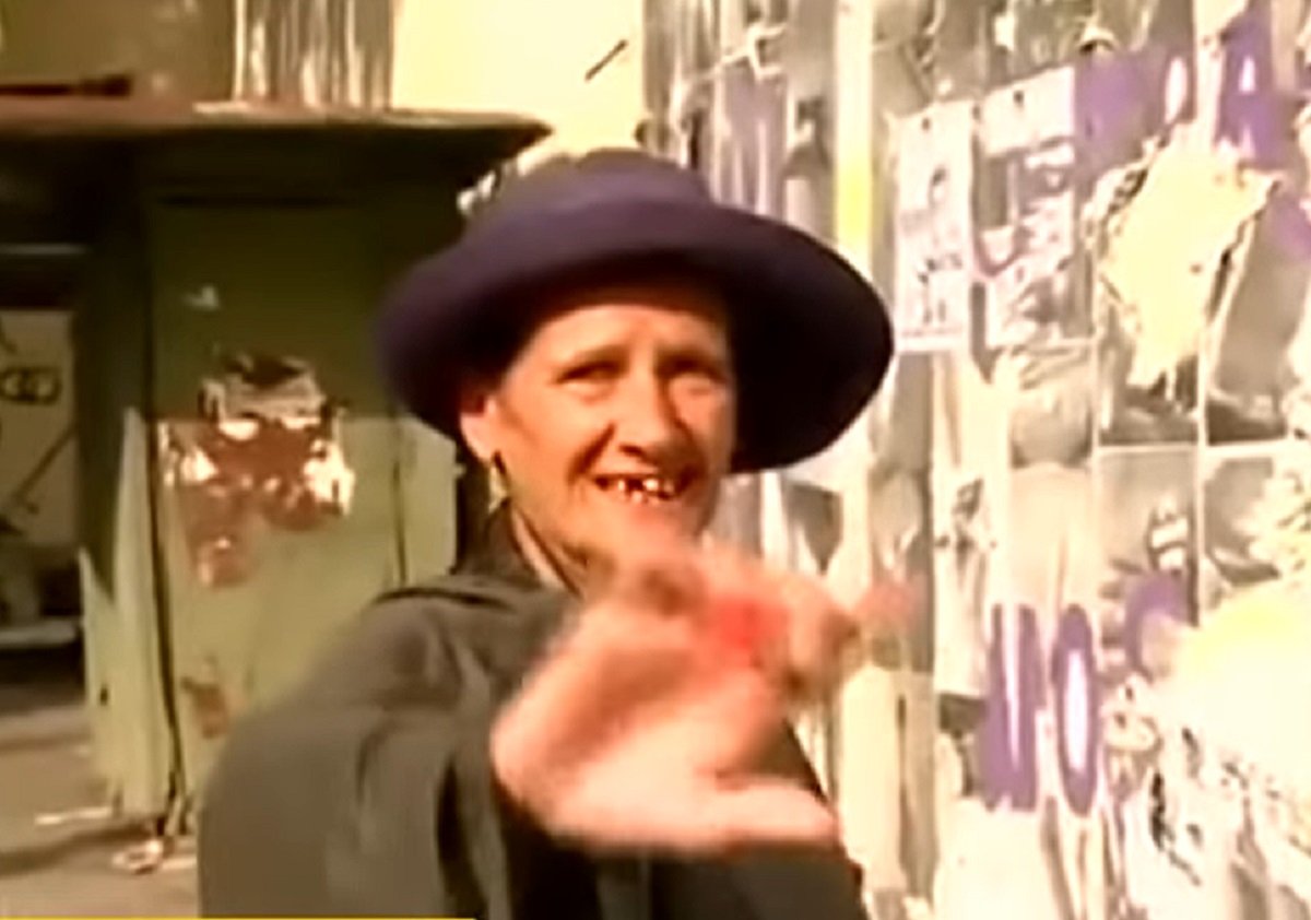 La mujer de las calles de San Telmo niega ser Marcela Basteri. | Foto: YouTube/Ventaneando