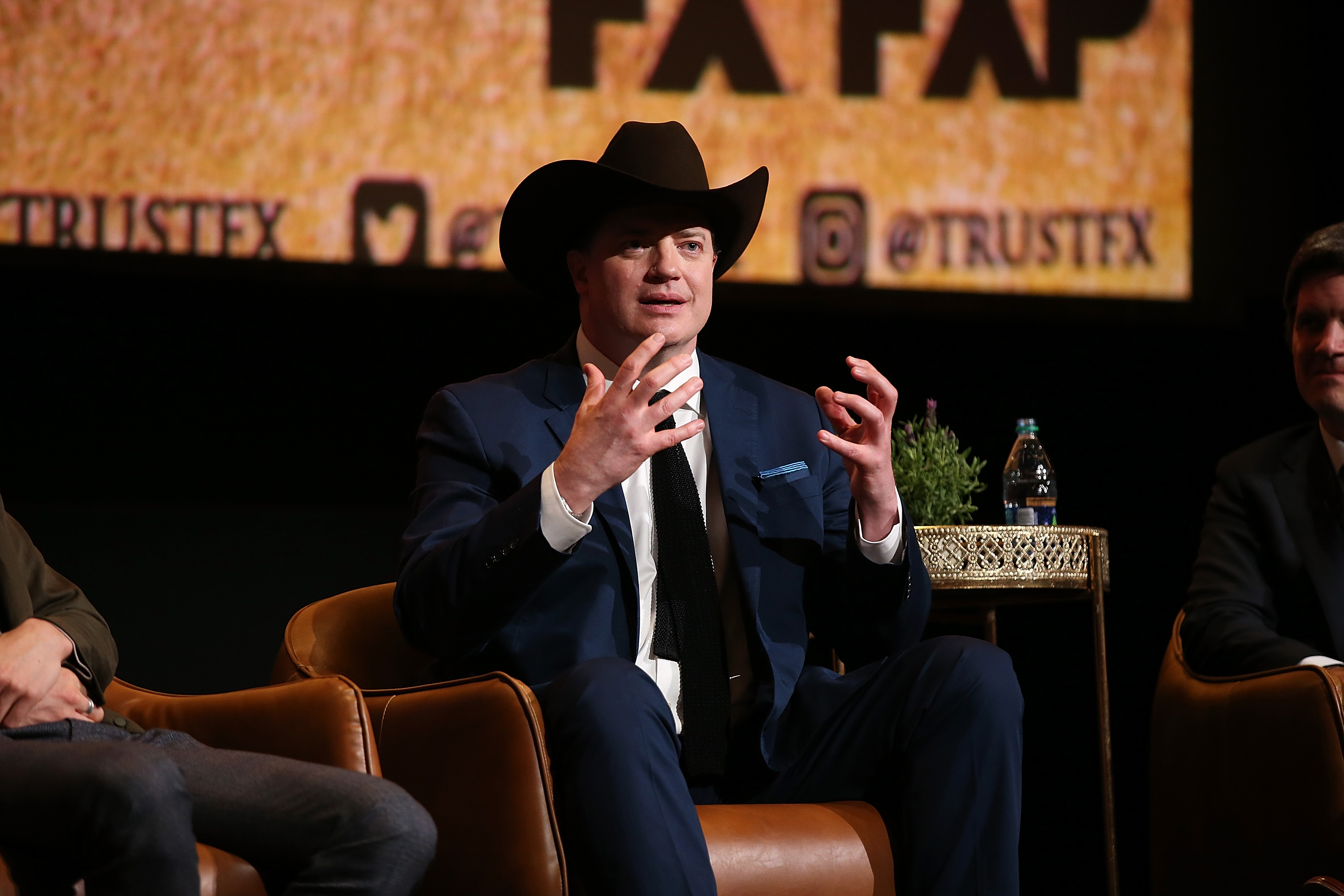 Brendan Fraser bromeó una vez sobre su pelo, admitiendo que años atrás había pagado una «cuota de traslado» por él, una referencia en tono de broma a su tratamiento capilar. | Fuente: Getty Images